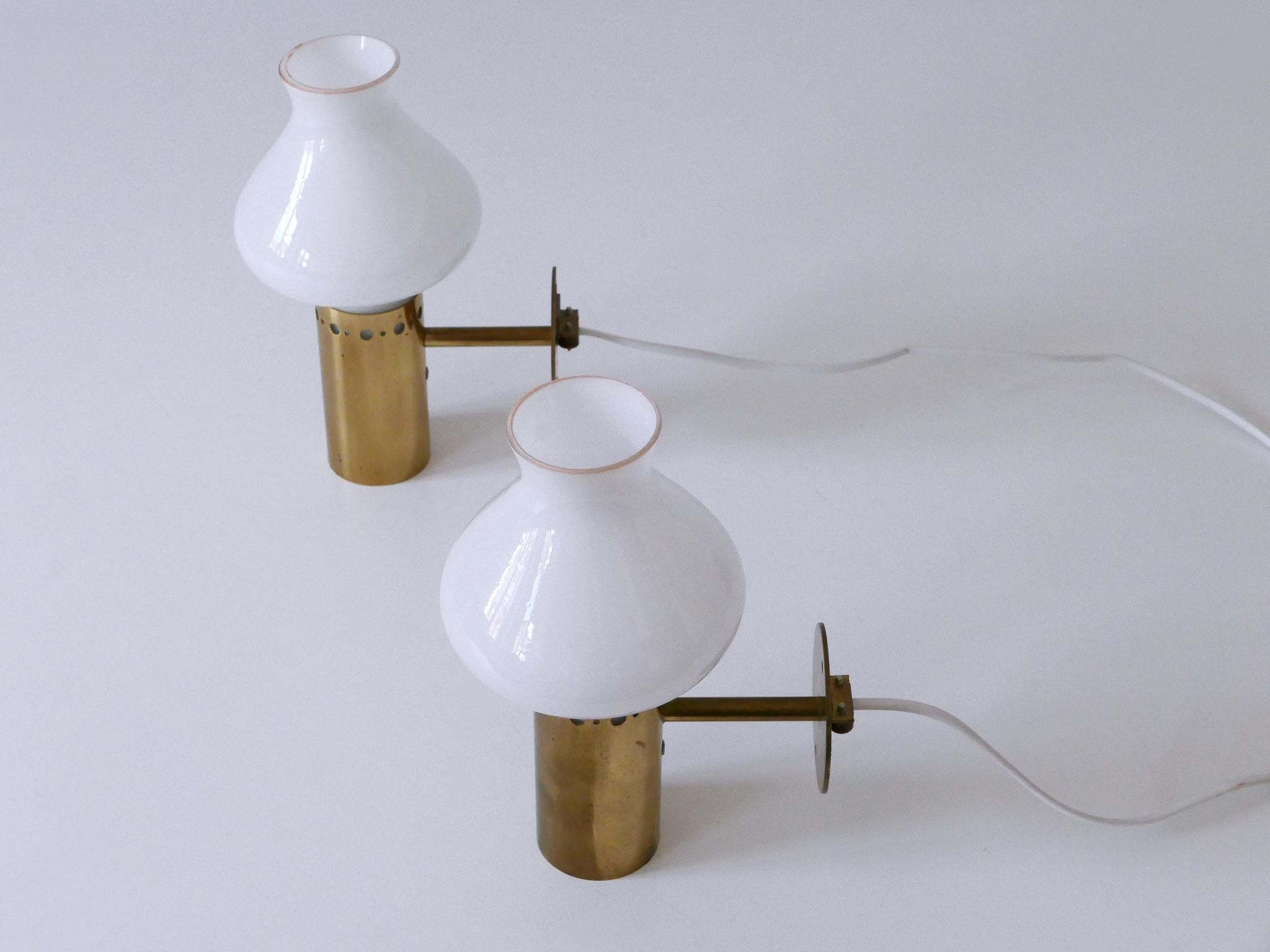 Ensemble de deux élégantes appliques en laiton et verre The Moderns Elegance Suède années 1950 en vente 10