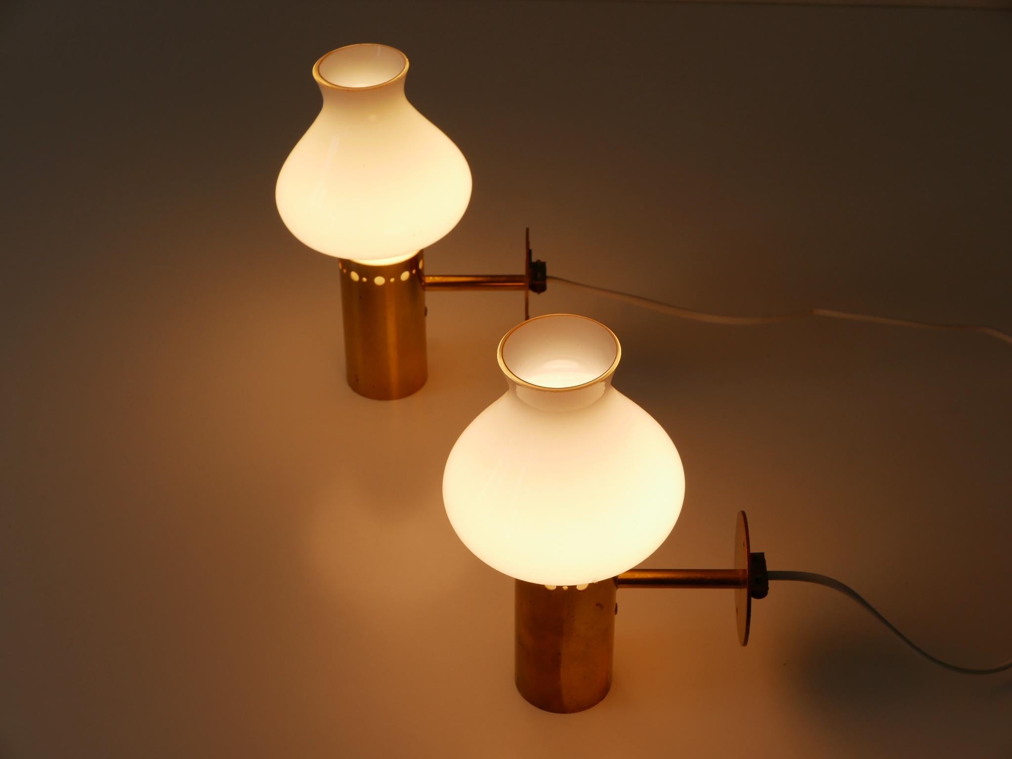 Ensemble de deux élégantes appliques en laiton et verre The Moderns Elegance Suède années 1950 en vente 11