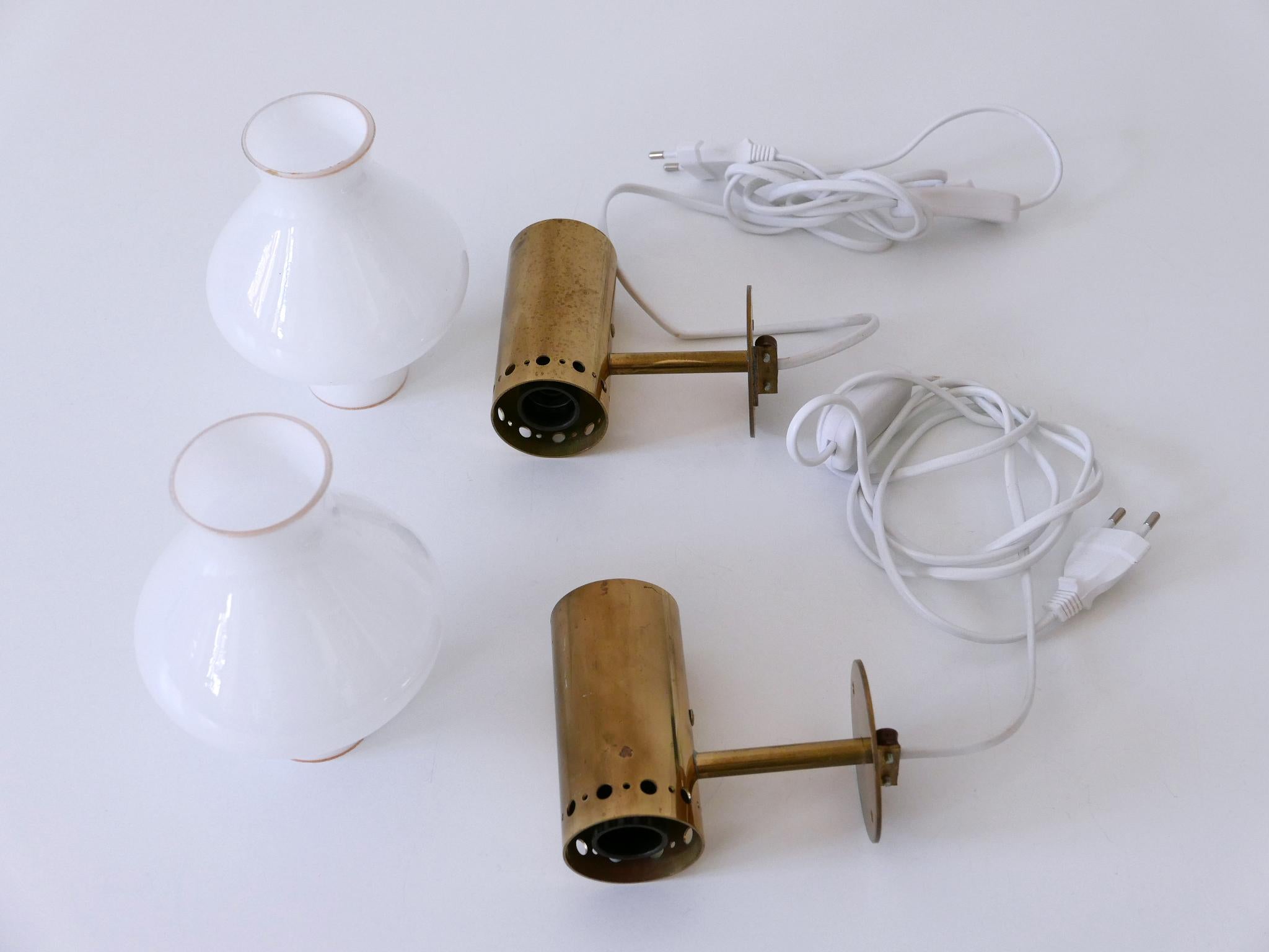 Ensemble de deux élégantes appliques en laiton et verre The Moderns Elegance Suède années 1950 en vente 12