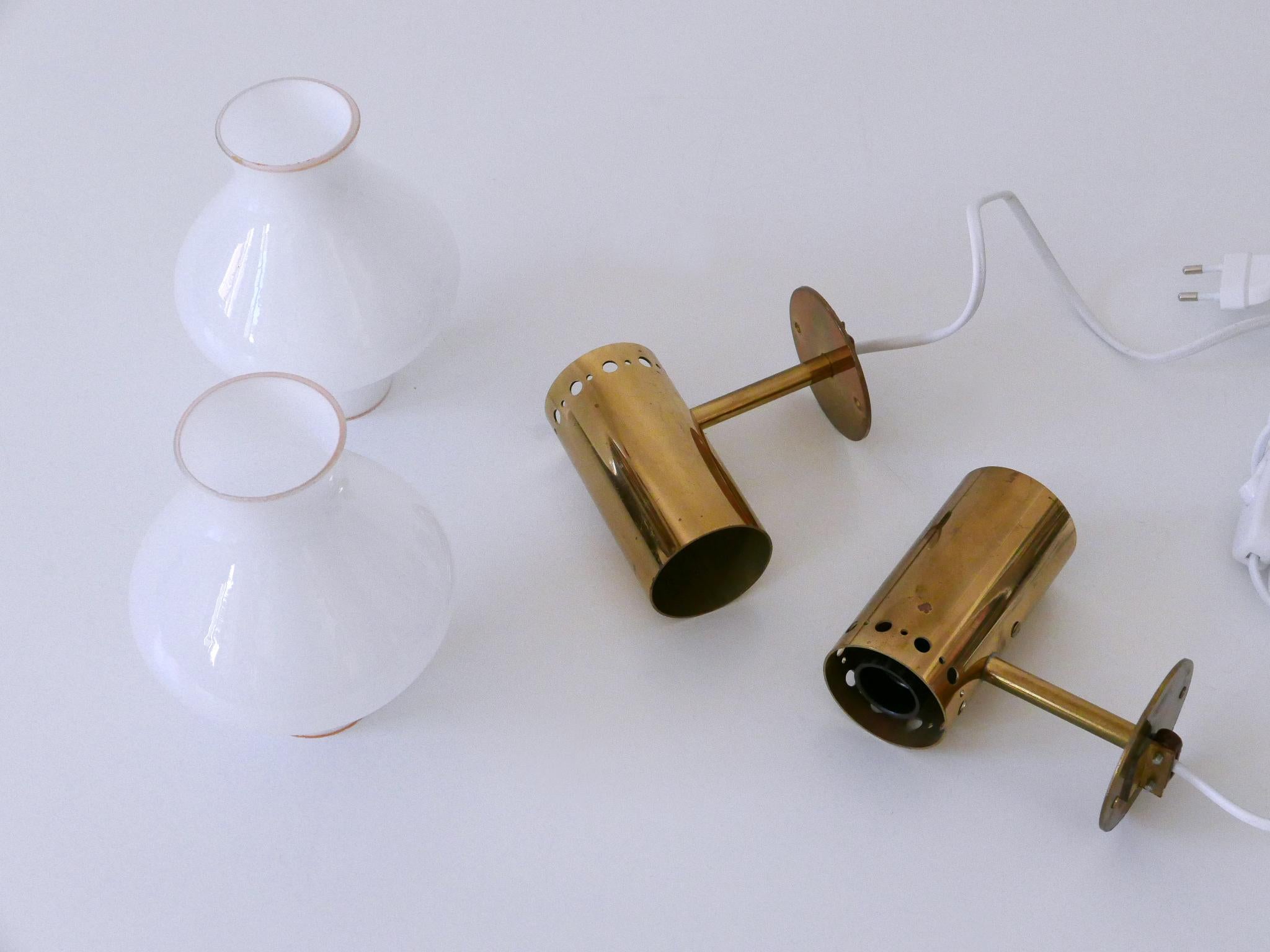 Ensemble de deux élégantes appliques en laiton et verre The Moderns Elegance Suède années 1950 en vente 13