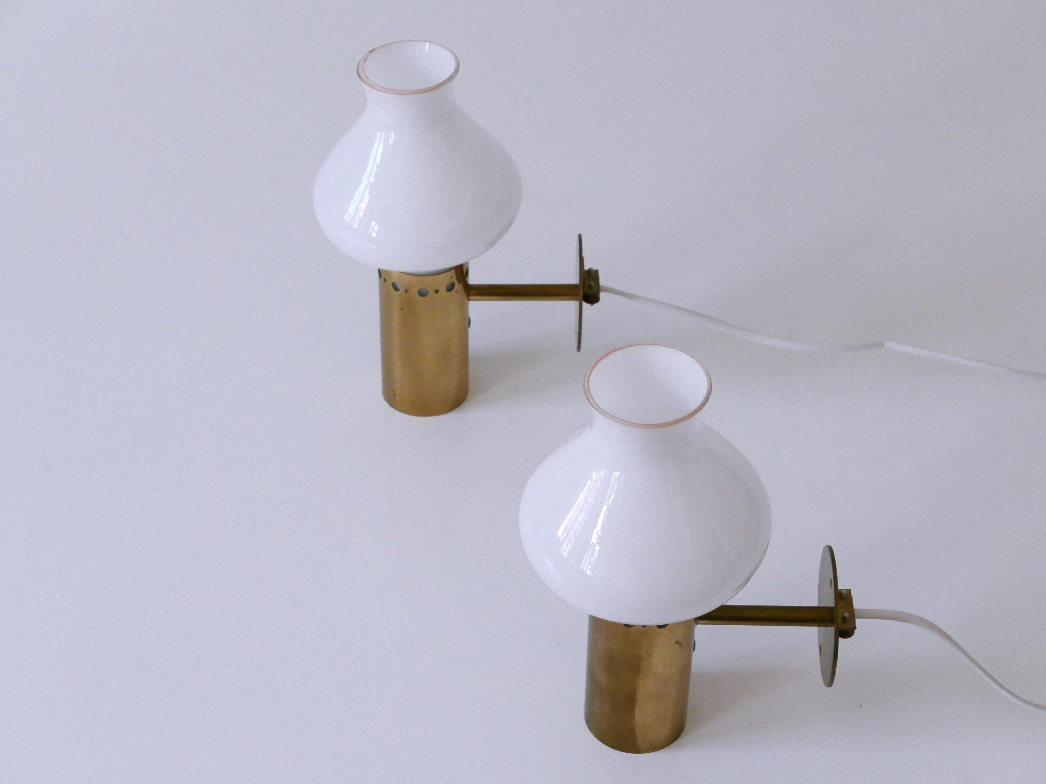 Mid-Century Modern Ensemble de deux élégantes appliques en laiton et verre The Moderns Elegance Suède années 1950 en vente