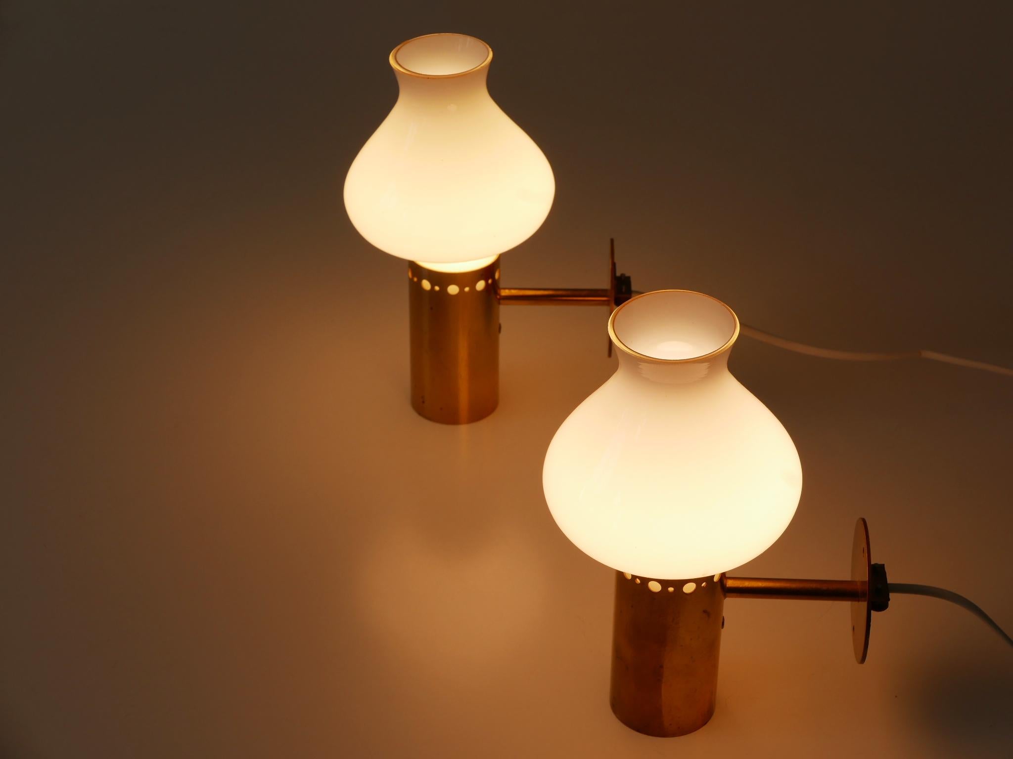 Suédois Ensemble de deux élégantes appliques en laiton et verre The Moderns Elegance Suède années 1950 en vente