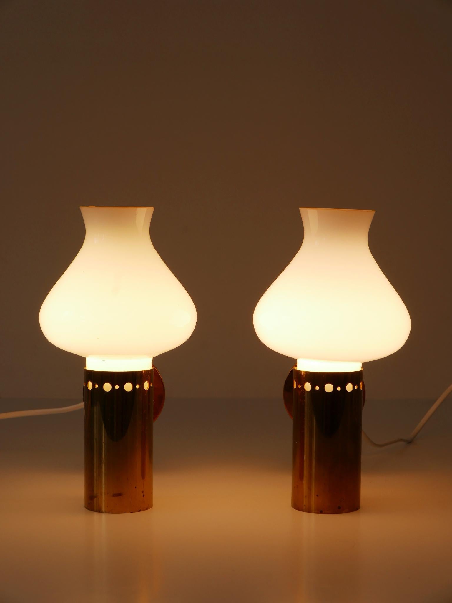 Milieu du XXe siècle Ensemble de deux élégantes appliques en laiton et verre The Moderns Elegance Suède années 1950 en vente