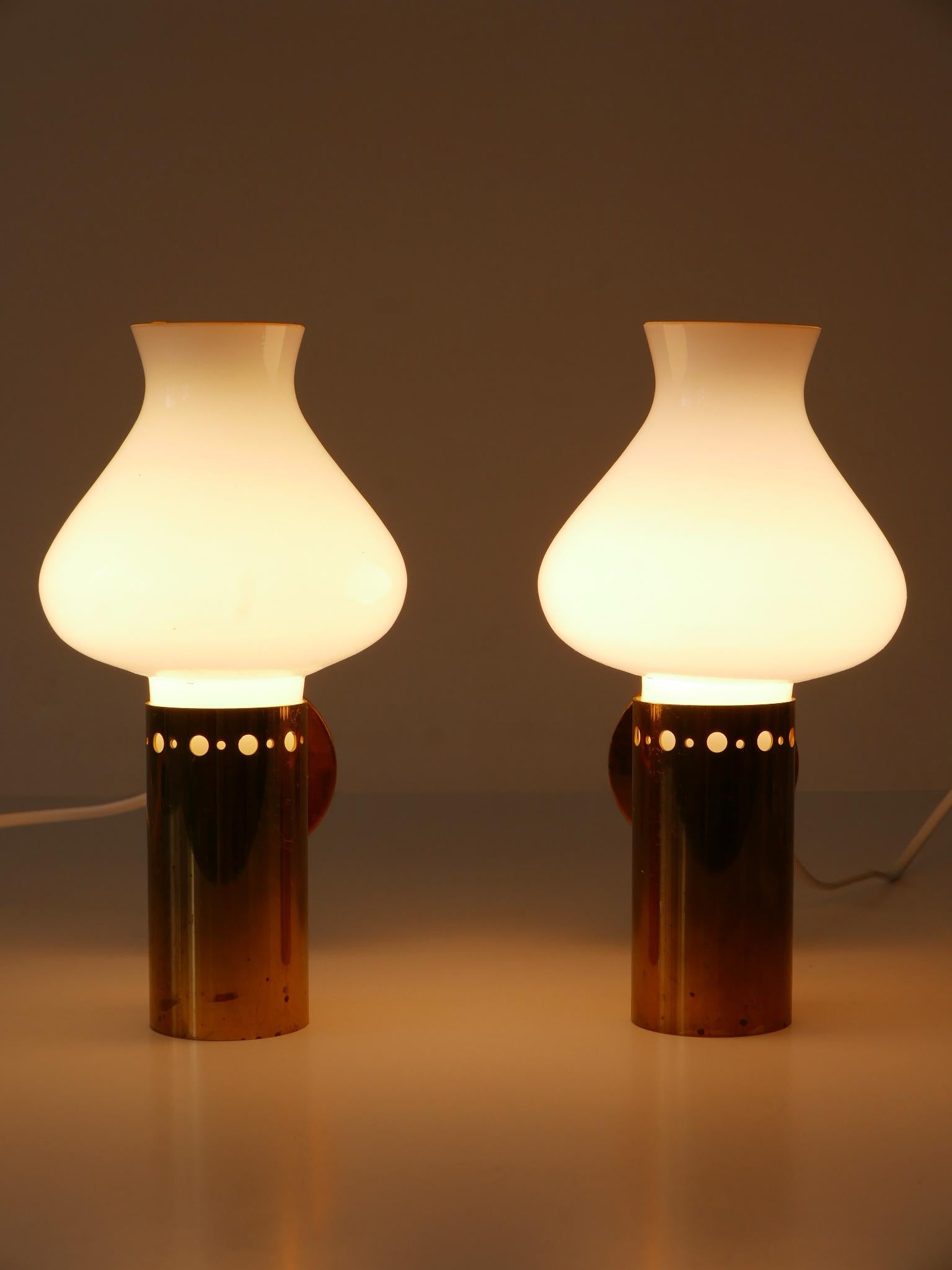 Laiton Ensemble de deux élégantes appliques en laiton et verre The Moderns Elegance Suède années 1950 en vente