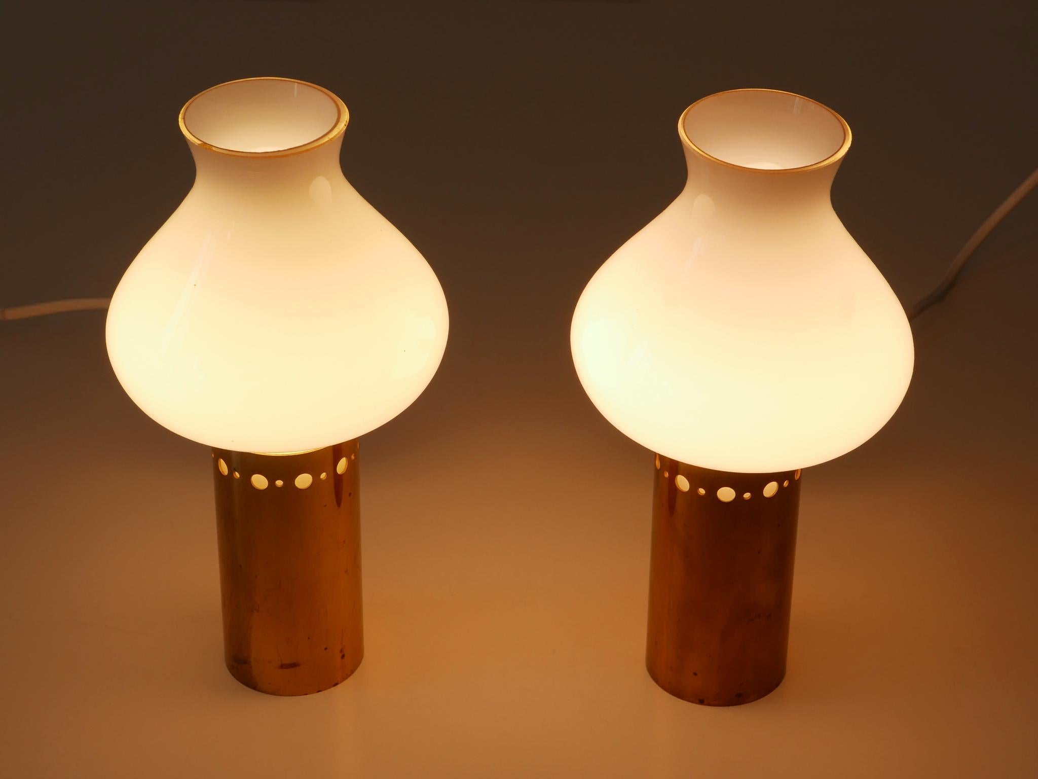 Ensemble de deux élégantes appliques en laiton et verre The Moderns Elegance Suède années 1950 en vente 1