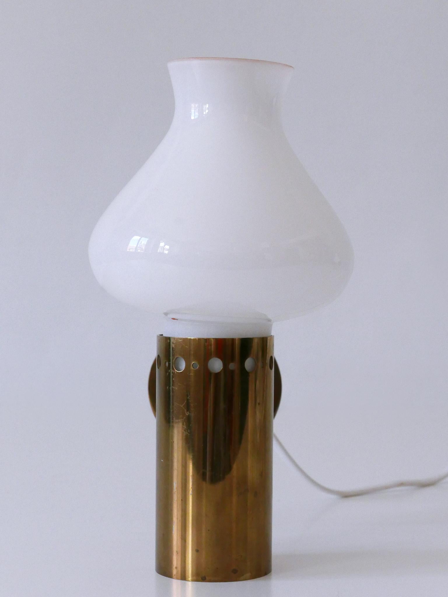 Ensemble de deux élégantes appliques en laiton et verre The Moderns Elegance Suède années 1950 en vente 2