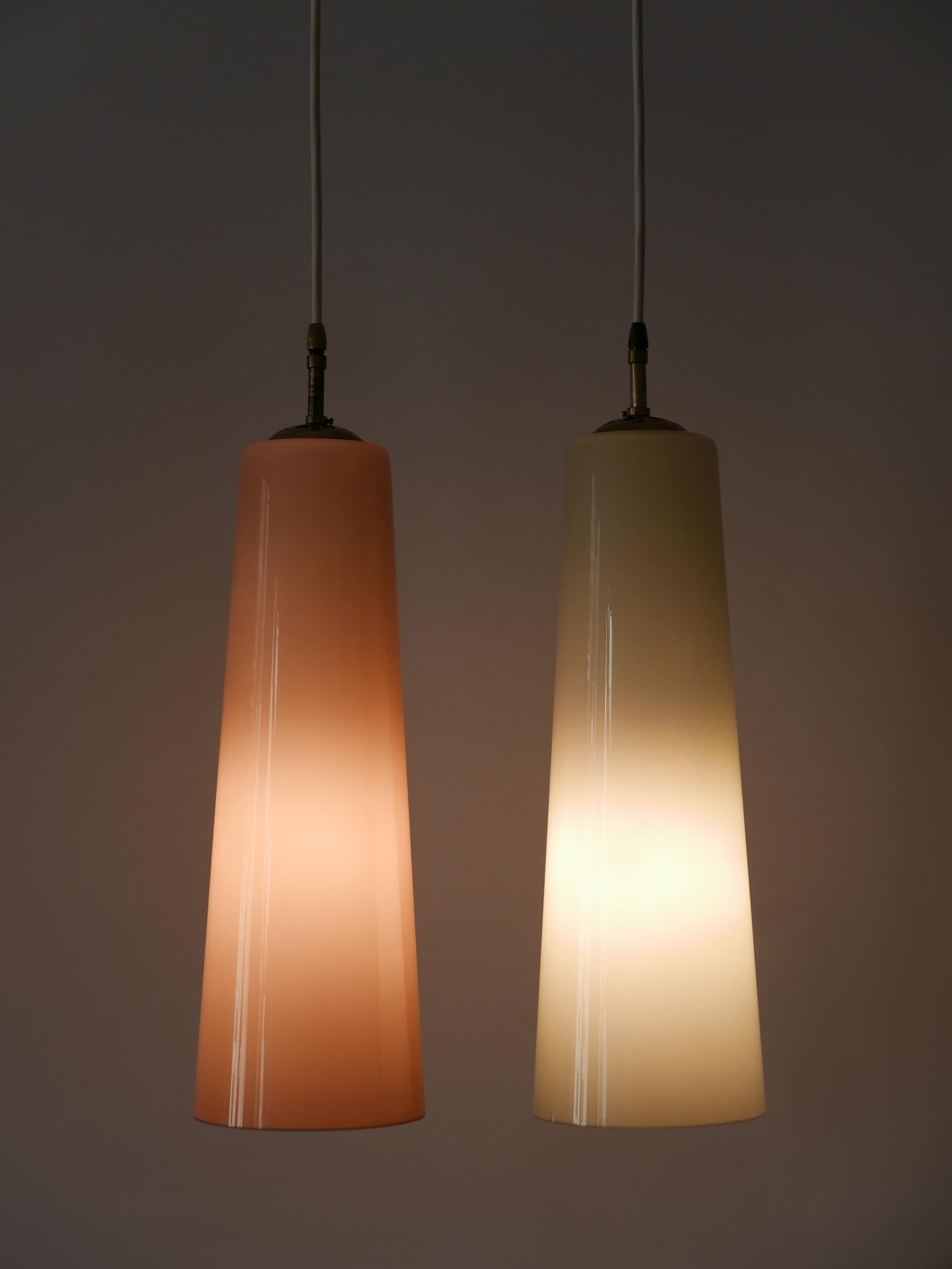 Set di due rare, deliziose e altamente decorative lampade a sospensione o luci a sospensione in vetro di Murano color pastello del Mid-Century Modern. Prodotto probabilmente da Vistosi, Italia, anni '50.

Realizzata in vetro di Murano color verde
