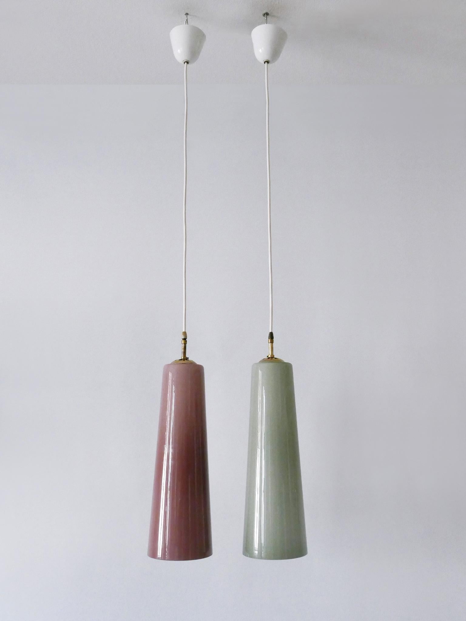 Mid-Century moderno Set di due eleganti lampade a sospensione in vetro di Murano della metà del secolo scorso di Vistosi Italy 1950s in vendita