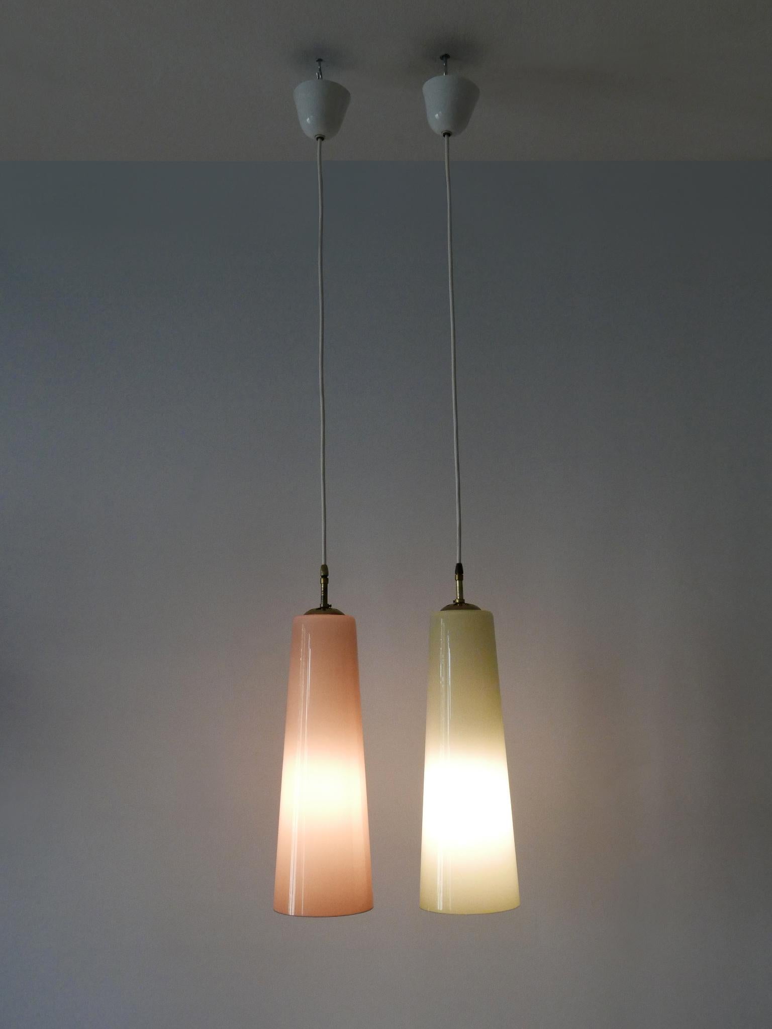 Italiano Set di due eleganti lampade a sospensione in vetro di Murano della metà del secolo scorso di Vistosi Italy 1950s in vendita