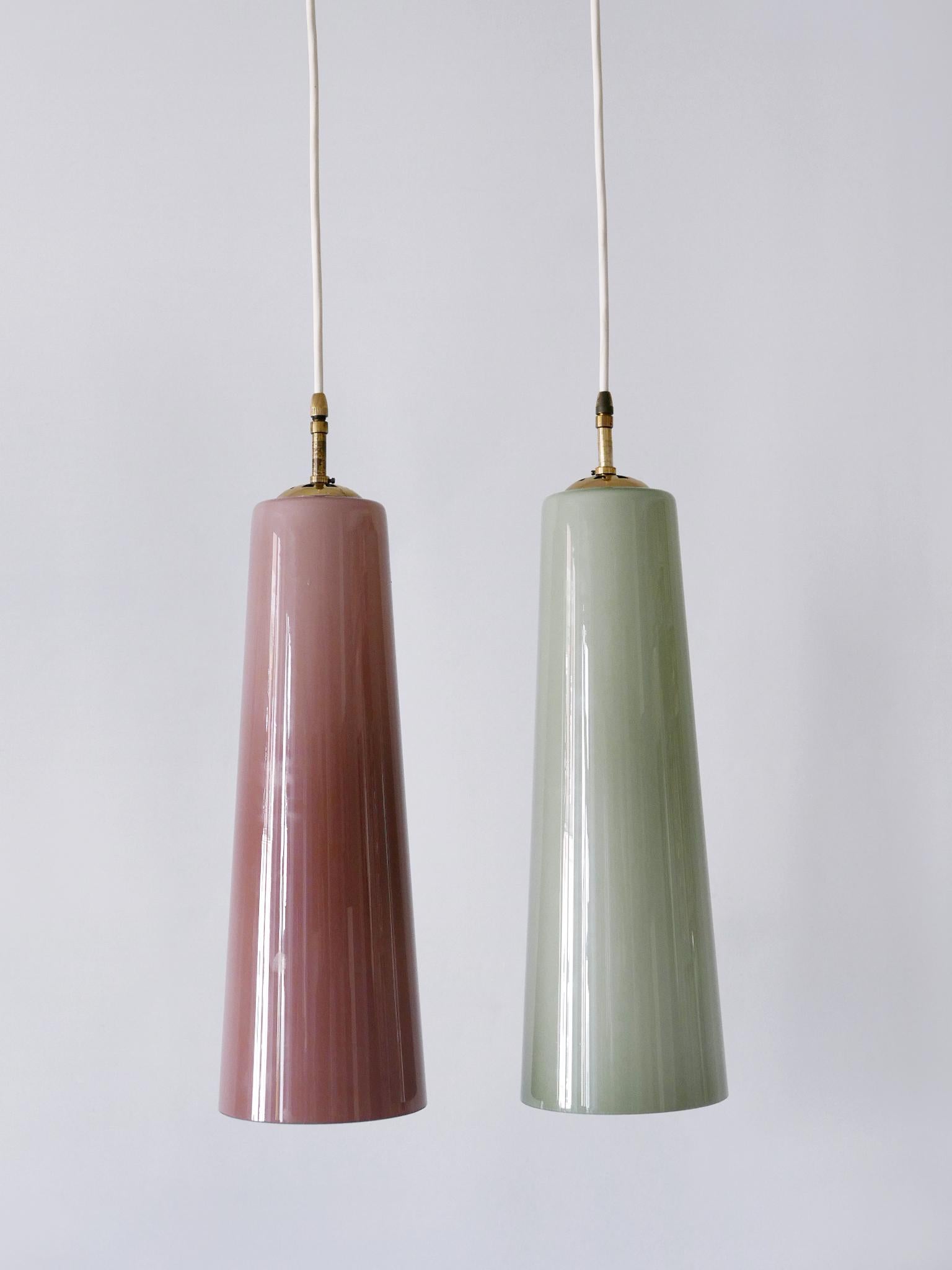 Metà XX secolo Set di due eleganti lampade a sospensione in vetro di Murano della metà del secolo scorso di Vistosi Italy 1950s in vendita