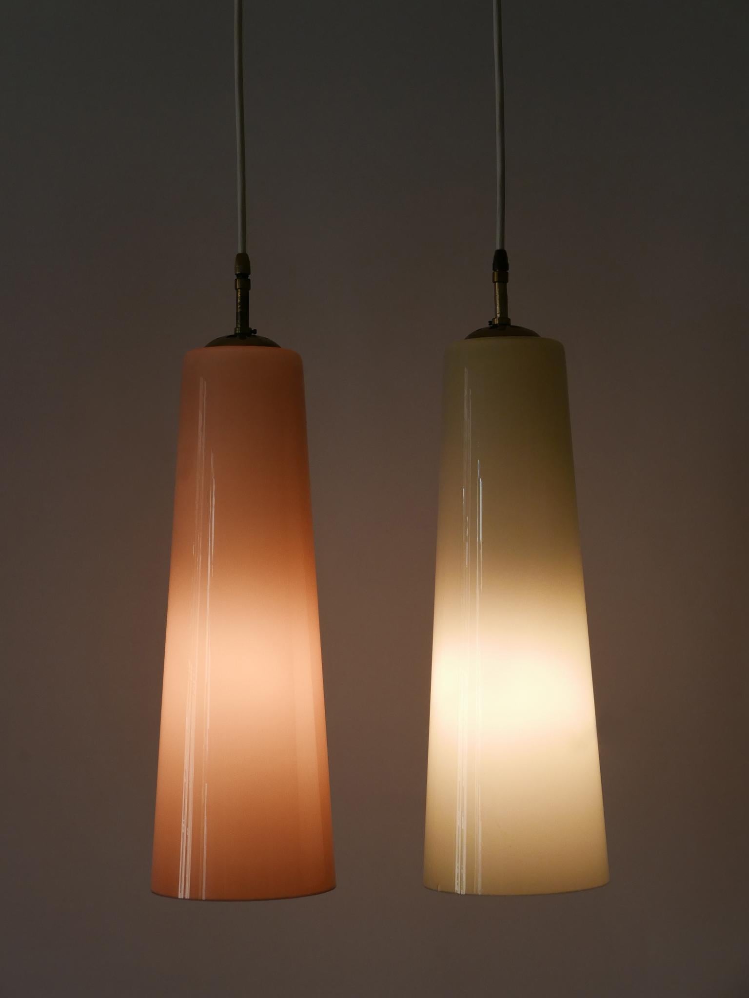 Ottone Set di due eleganti lampade a sospensione in vetro di Murano della metà del secolo scorso di Vistosi Italy 1950s in vendita