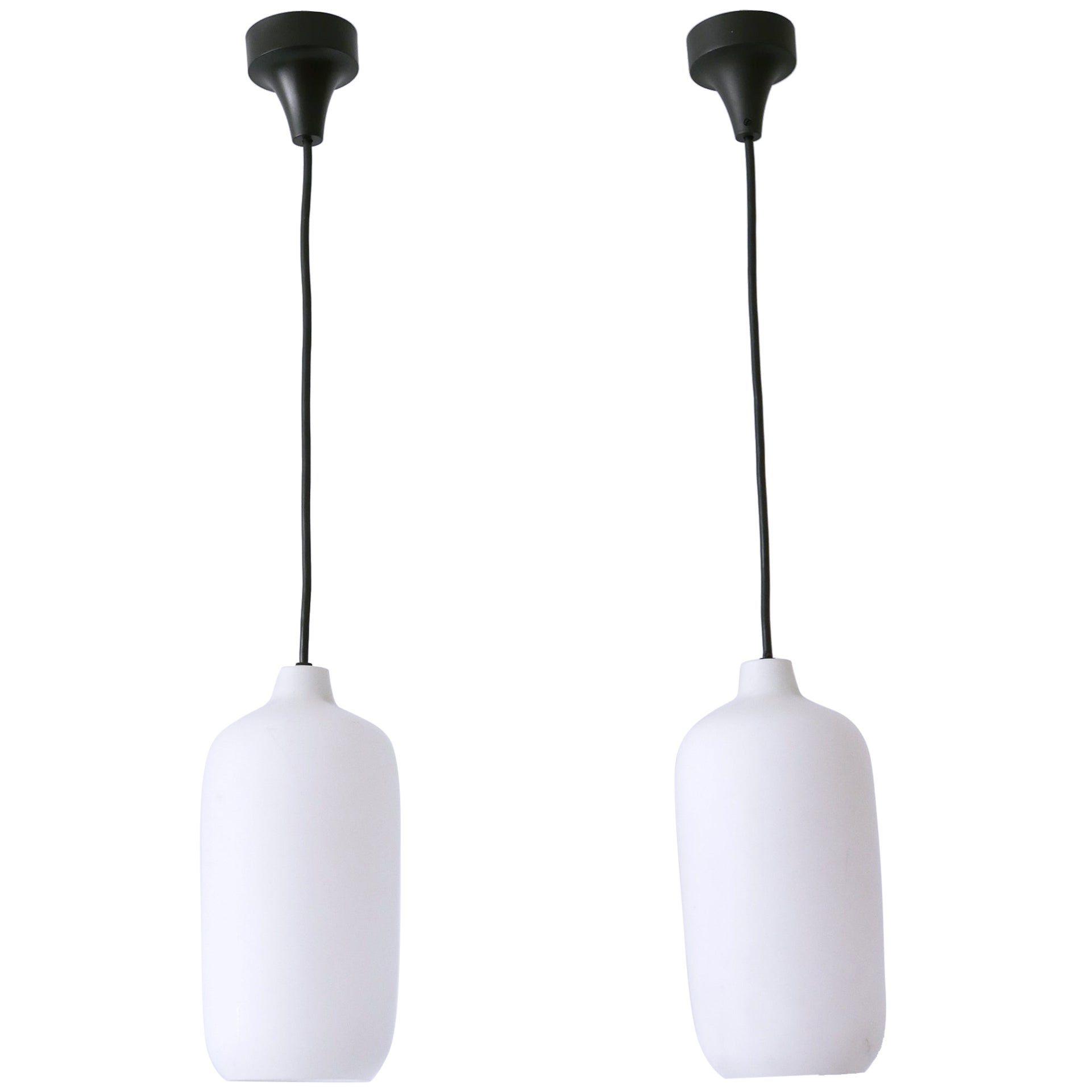 Set di due eleganti lampade a sospensione scandinave in vetro opalino anni '60