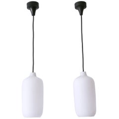 Set di due eleganti lampade a sospensione scandinave in vetro opalino anni '60