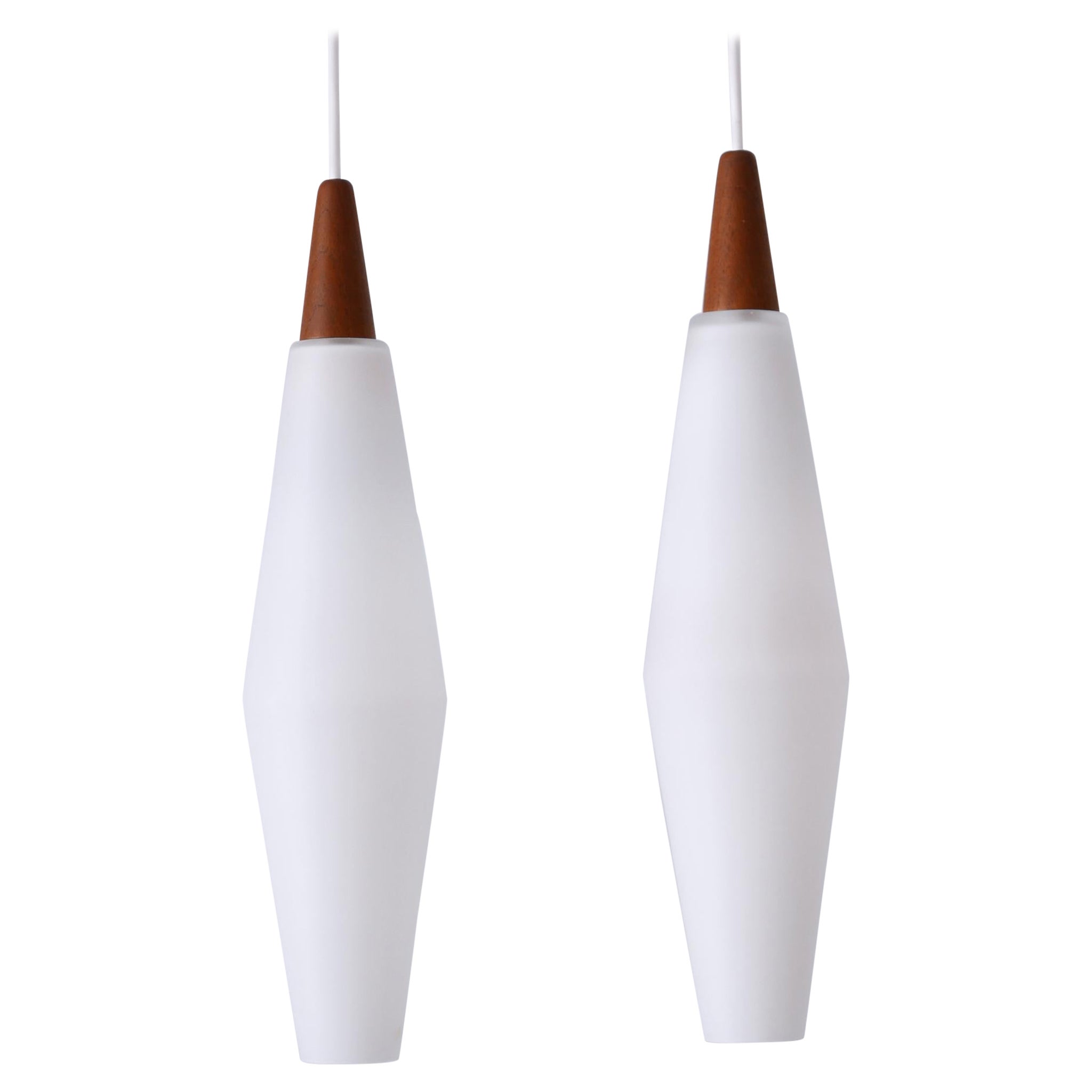 Set di due eleganti lampade a sospensione scandinave in vetro opalino e teak anni '60