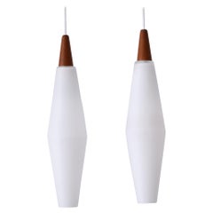 Juego de dos elegantes lámparas colgantes escandinavas de cristal opalino y teca Años 60