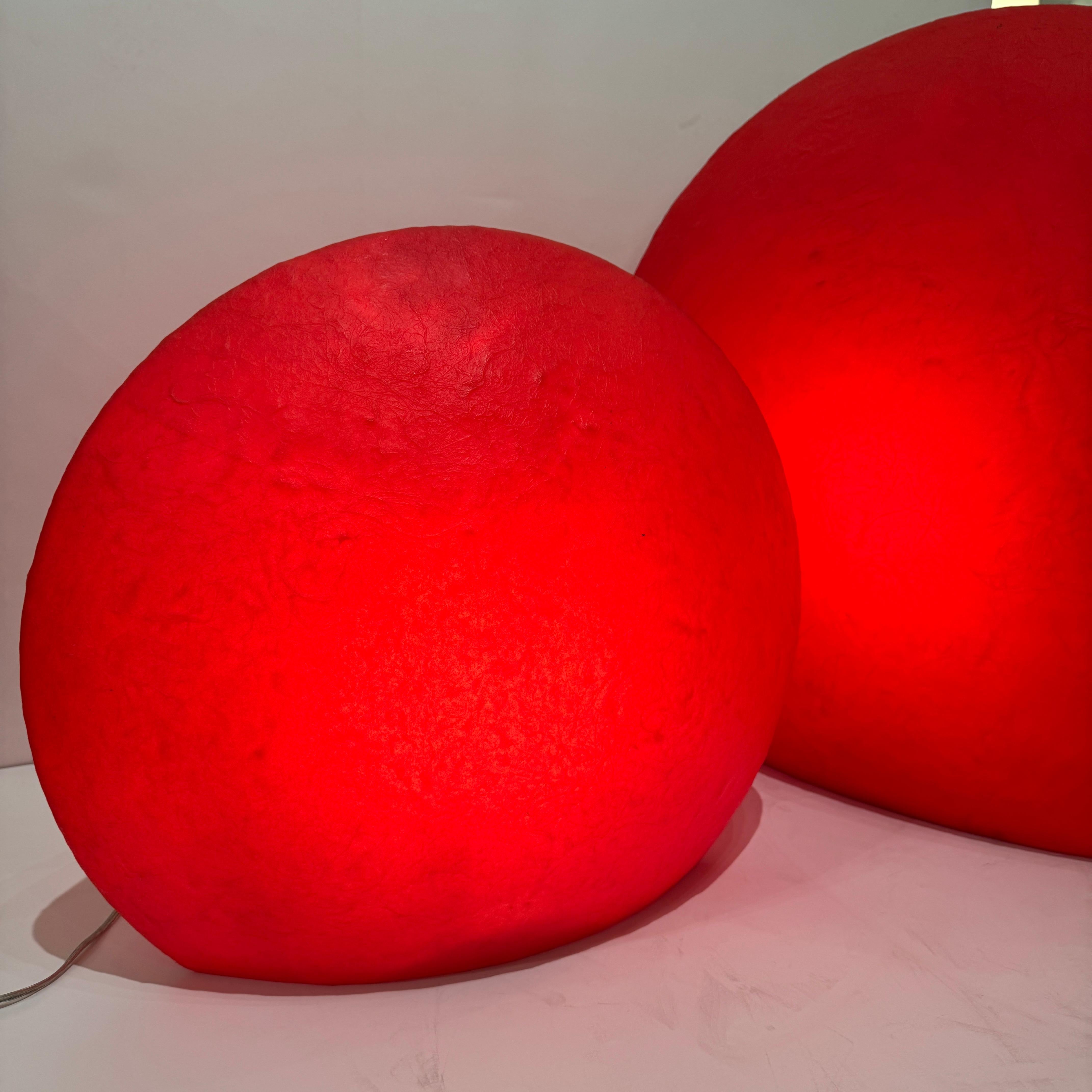 Lampes de table décoratives conçues par Monica Lipken et fabriquées par Elmar Flototto. Lampes de forme elliptique en résine synthétique rouge texturée. Câblé pour le marché américain.
Dimensions :
Grand : H:27 L:33 P:11 
Petit : H:19 L:21 P:9 Pouces