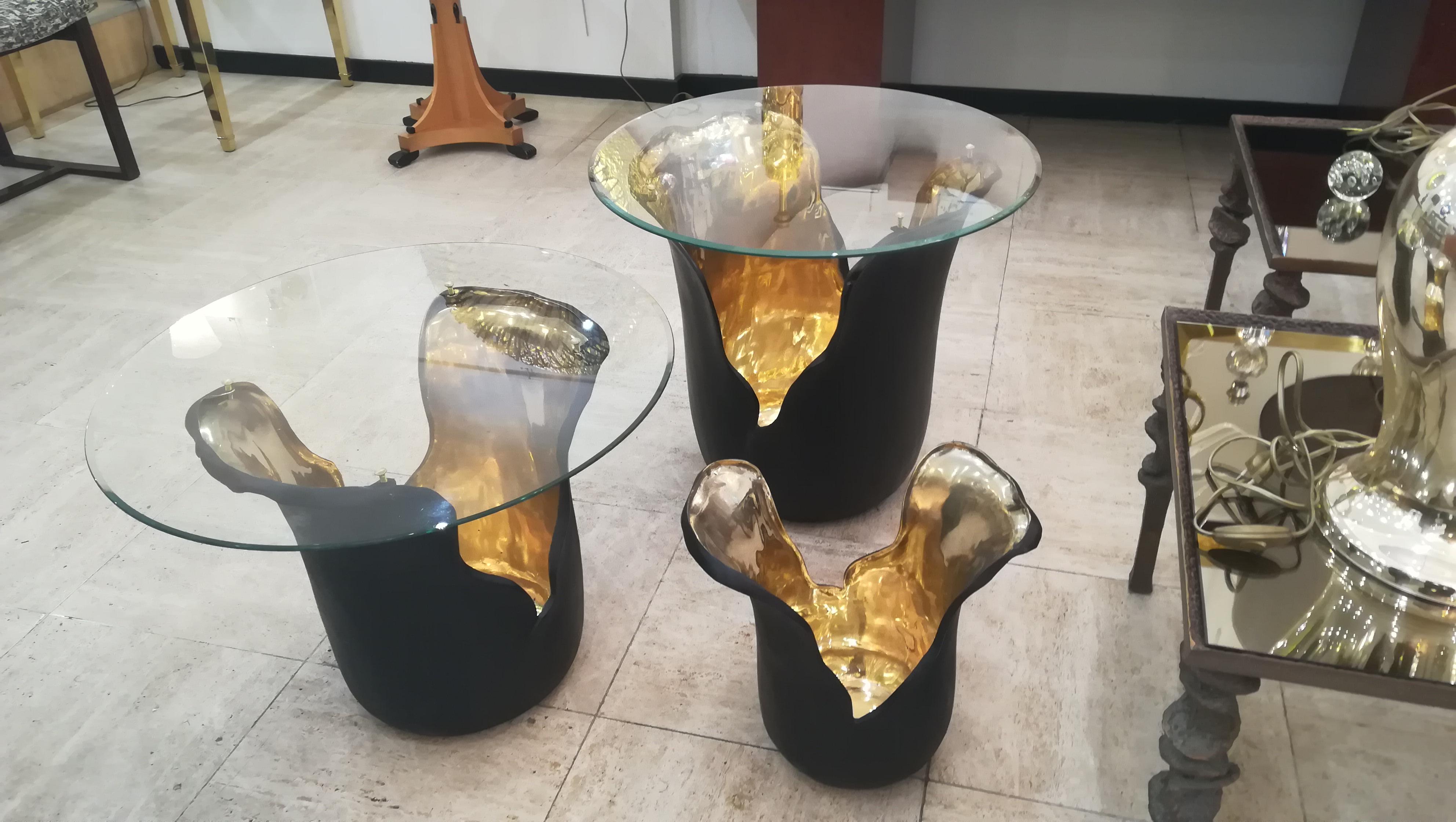 Two low tables and une basket (or magazine holder..) all in bronze double patina, shiny gold, and matte black, top of the table in glass with beveled border)
The set can be separated on request :
Table 1 diameter 60cm, H 52cm, base only : 48cm x