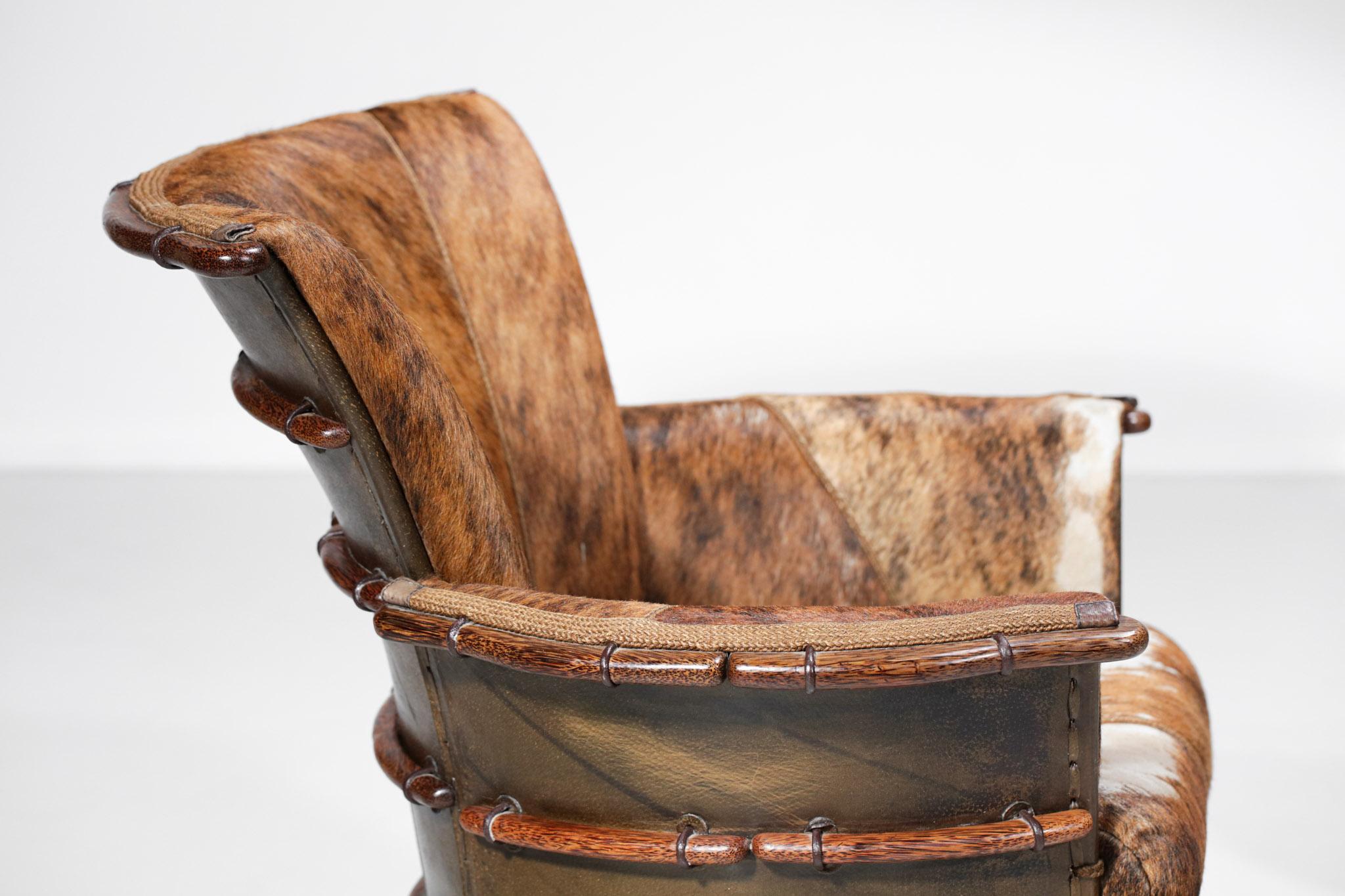 Primitif Ensemble de deux fauteuils d'inspiration ethnique dans le style des années 30 en bois de palmier E541 en vente