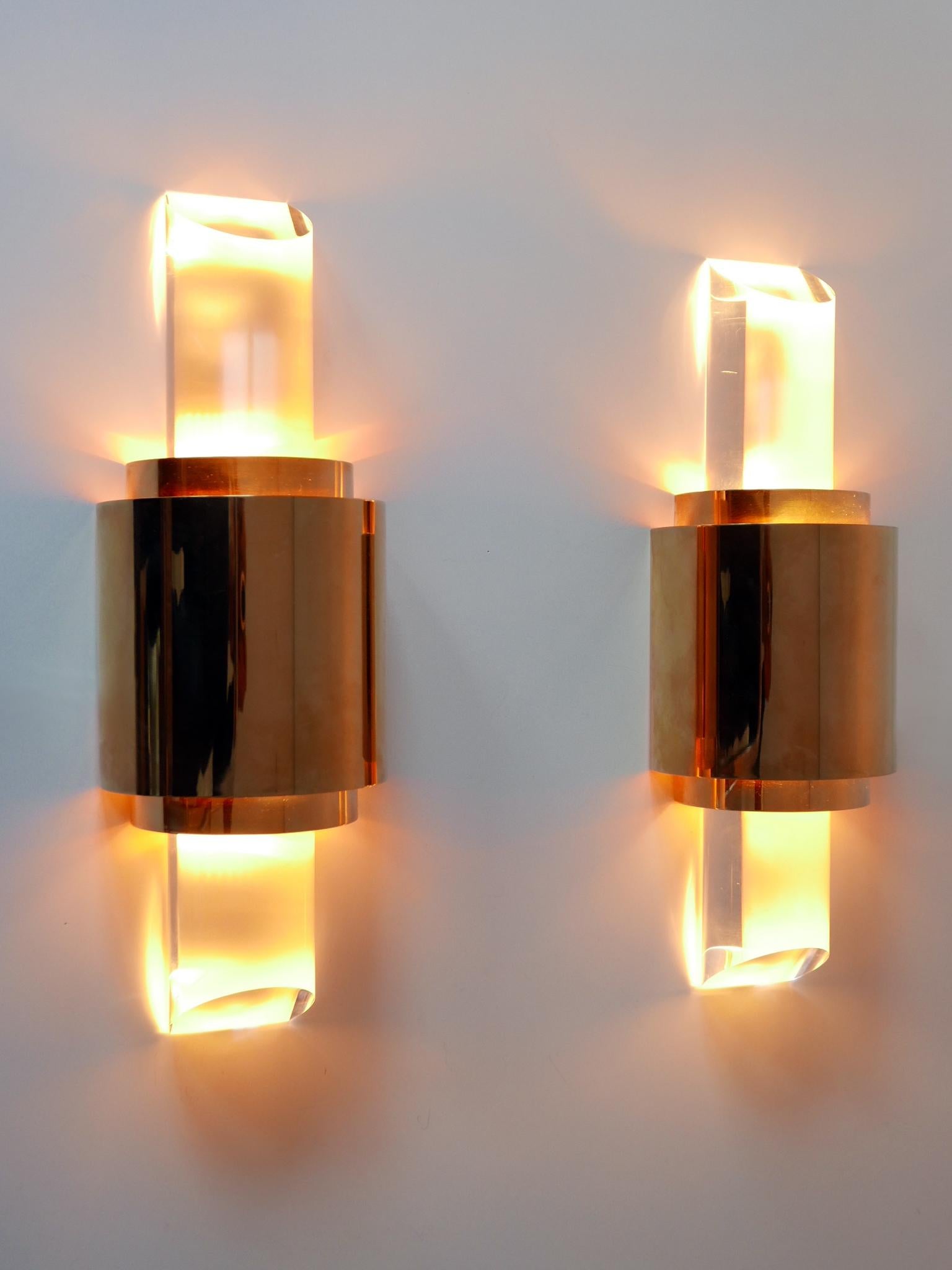Set of Two Exceptional Gilt Brass & Lucite Sconces or Wall Lights Germany 1980s In Good Condition For Sale In Munich, DE