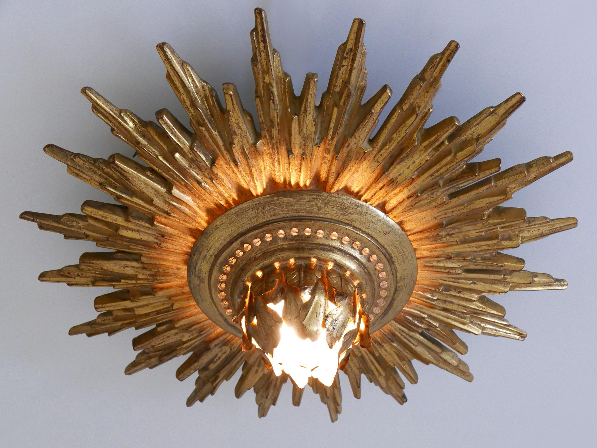 Set of Two Exceptional Mid Century Modern Gilt Flush Mounts or Sconces 1950s en venta 4