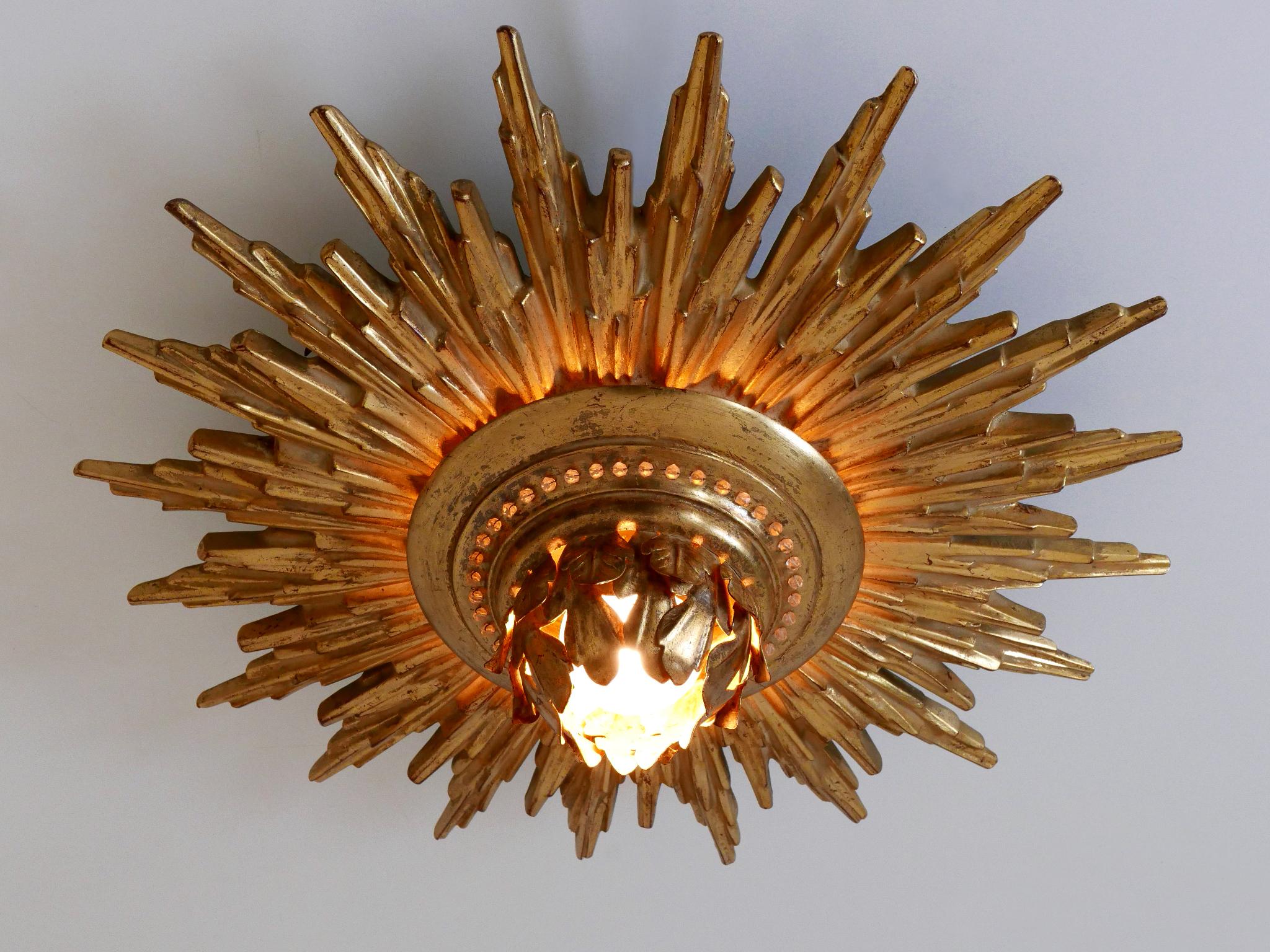 Set of Two Exceptional Mid Century Modern Gilt Flush Mounts or Sconces 1950s en venta 5