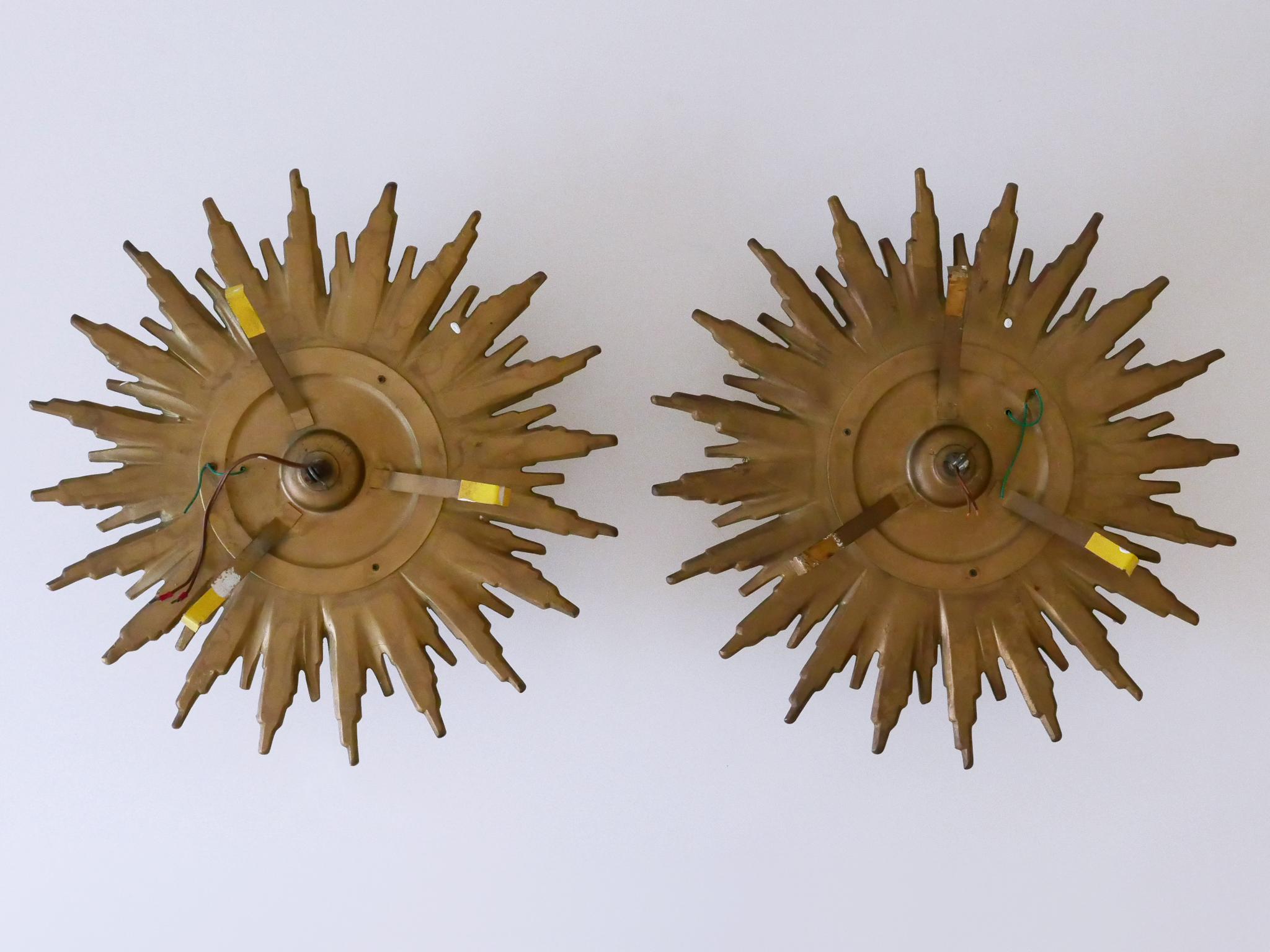 Set of Two Exceptional Mid Century Modern Gilt Flush Mounts or Sconces 1950s en venta 12