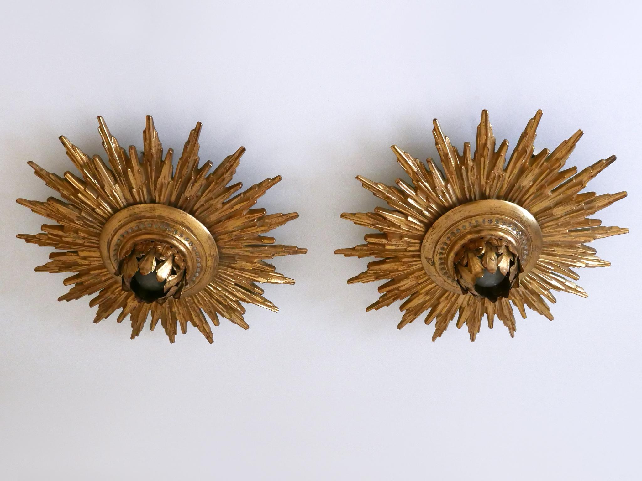 Set of Two Exceptional Mid Century Modern Gilt Flush Mounts or Sconces 1950s Moderno de mediados de siglo en venta