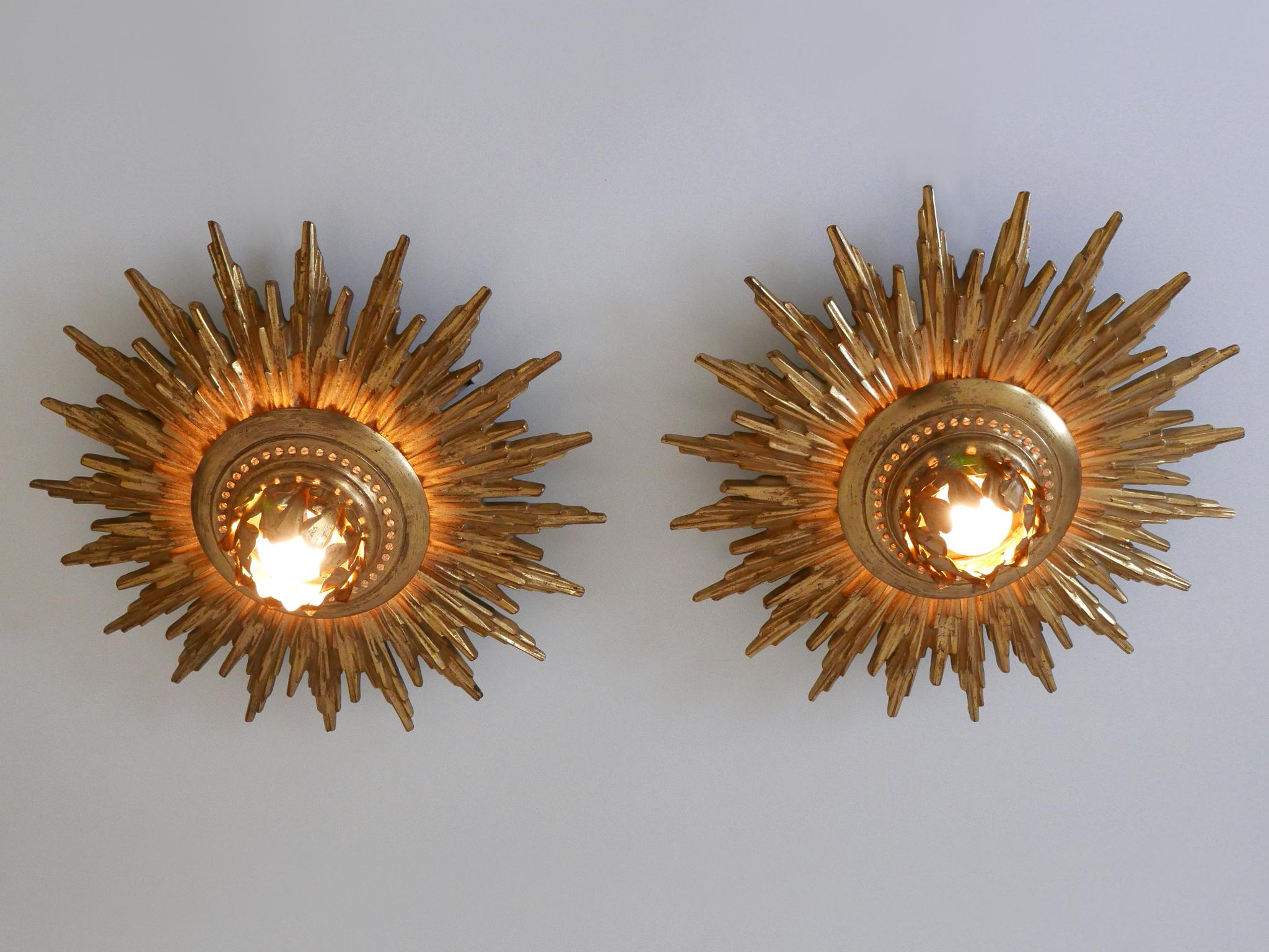 Set of Two Exceptional Mid Century Modern Gilt Flush Mounts or Sconces 1950s Alemán en venta