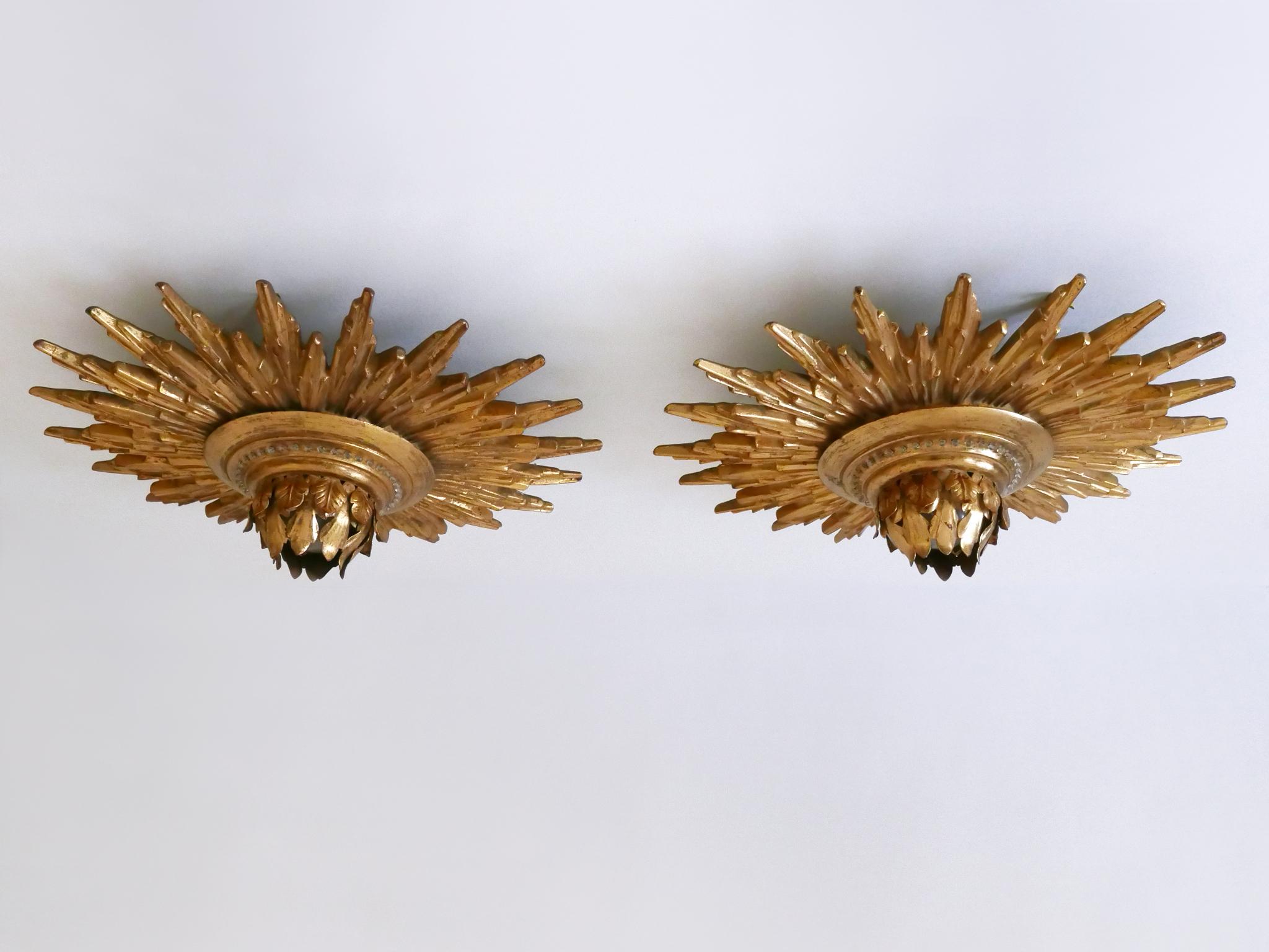 Set of Two Exceptional Mid Century Modern Gilt Flush Mounts or Sconces 1950s Dorado en venta