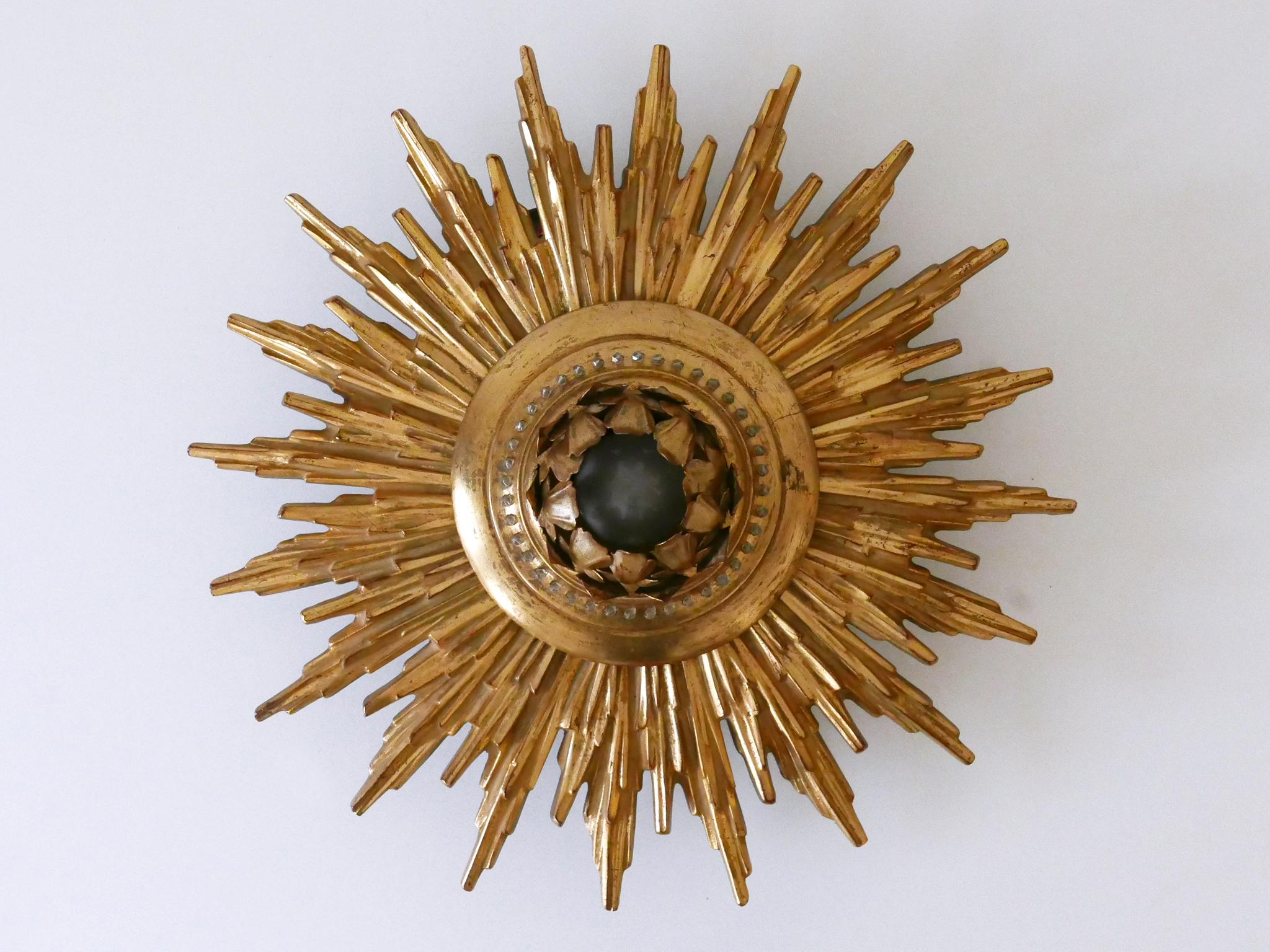Set of Two Exceptional Mid Century Modern Gilt Flush Mounts or Sconces 1950s en Bueno estado para la venta en Munich, DE