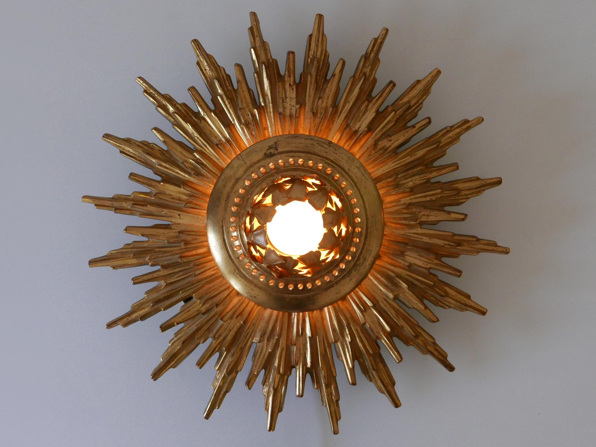 Set of Two Exceptional Mid Century Modern Gilt Flush Mounts or Sconces 1950s mediados del siglo XX en venta