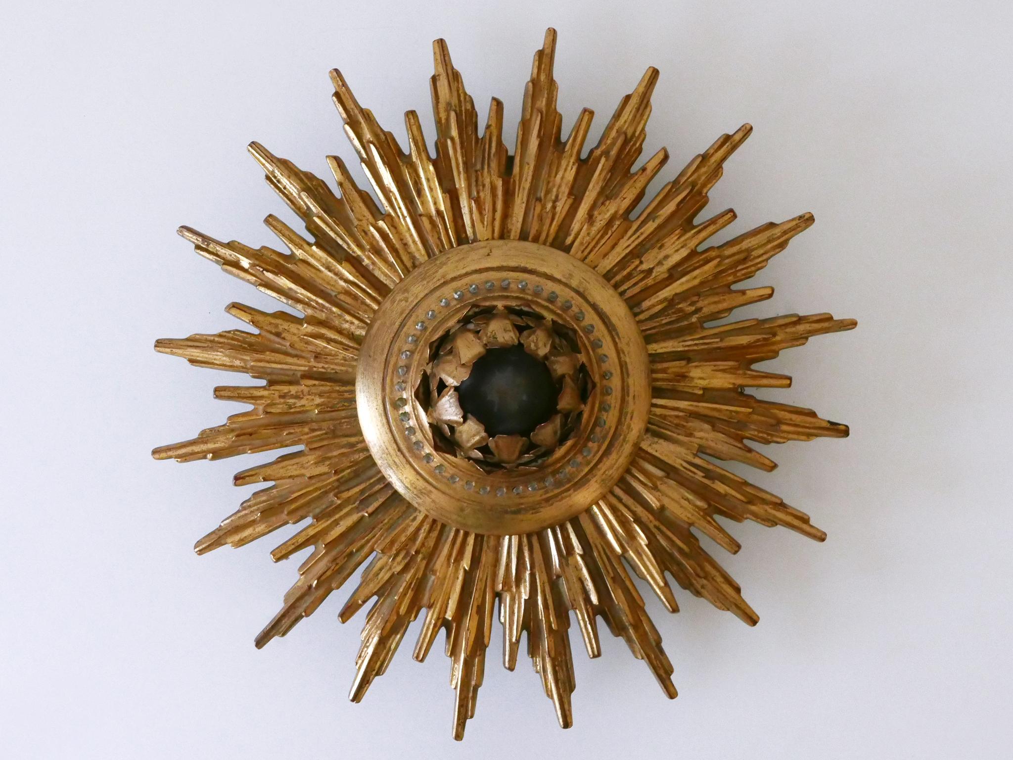 Set of Two Exceptional Mid Century Modern Gilt Flush Mounts or Sconces 1950s Plástico en venta