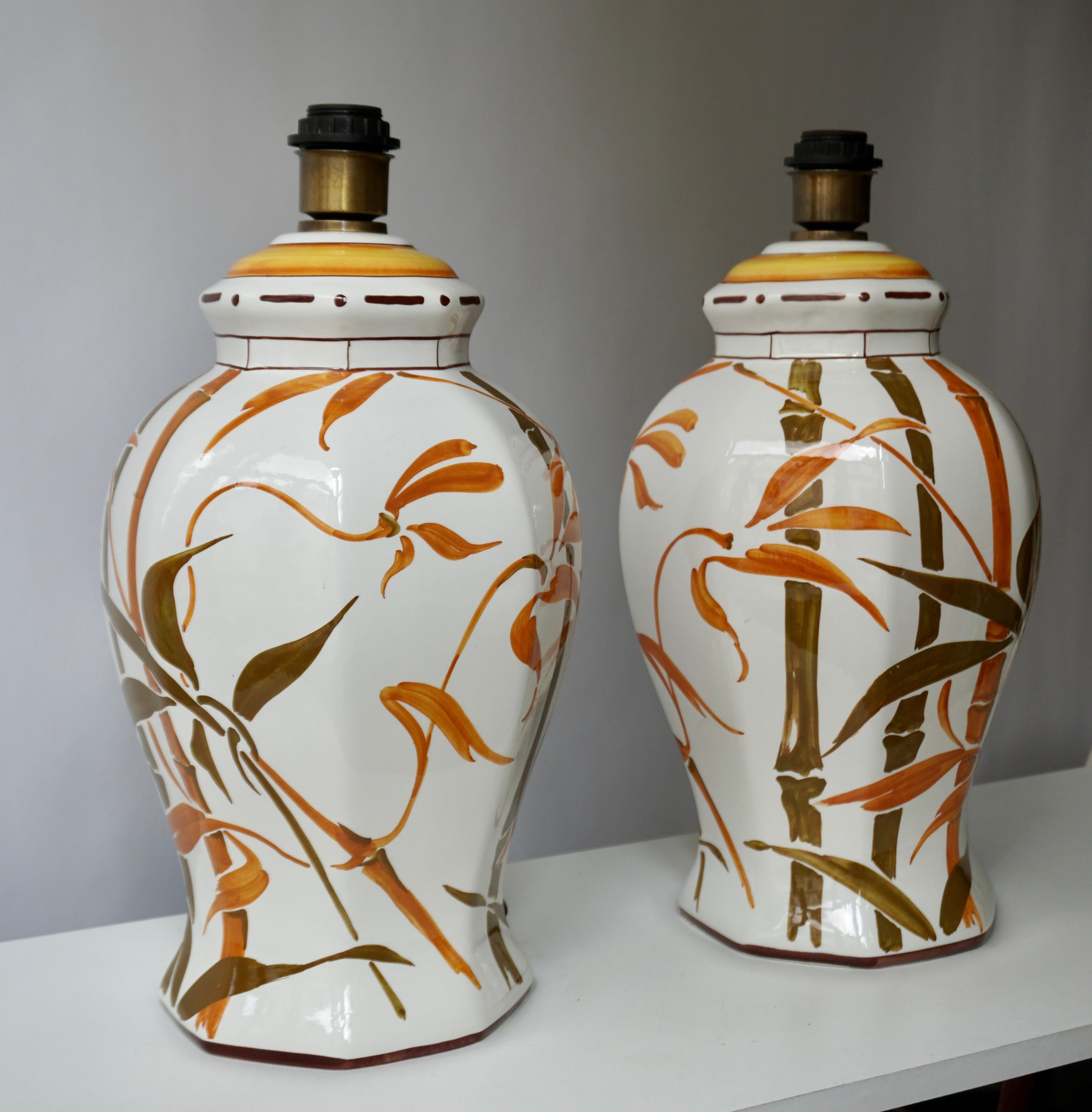 Deux élégantes lampes de table en céramique de style Mid-Century Modern Hollywood Regency avec des feuilles de bambou ou des motifs botaniques peints à la main sur une glaçure blanche brillante. Abat-jour non compris.

Chaque lampe est livrée avec
