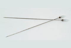 Ensemble de deux épingles à chapeau victoriennes extra longues en verre dépoli avec cristaux, 1900