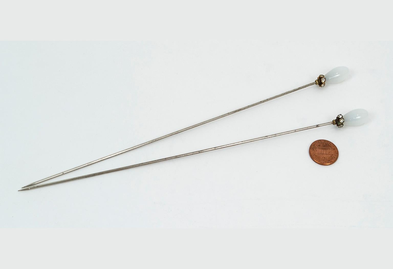 Ensemble de deux épingles à chapeau victoriennes extra longues en verre dépoli avec cristaux, 1900 en vente 3