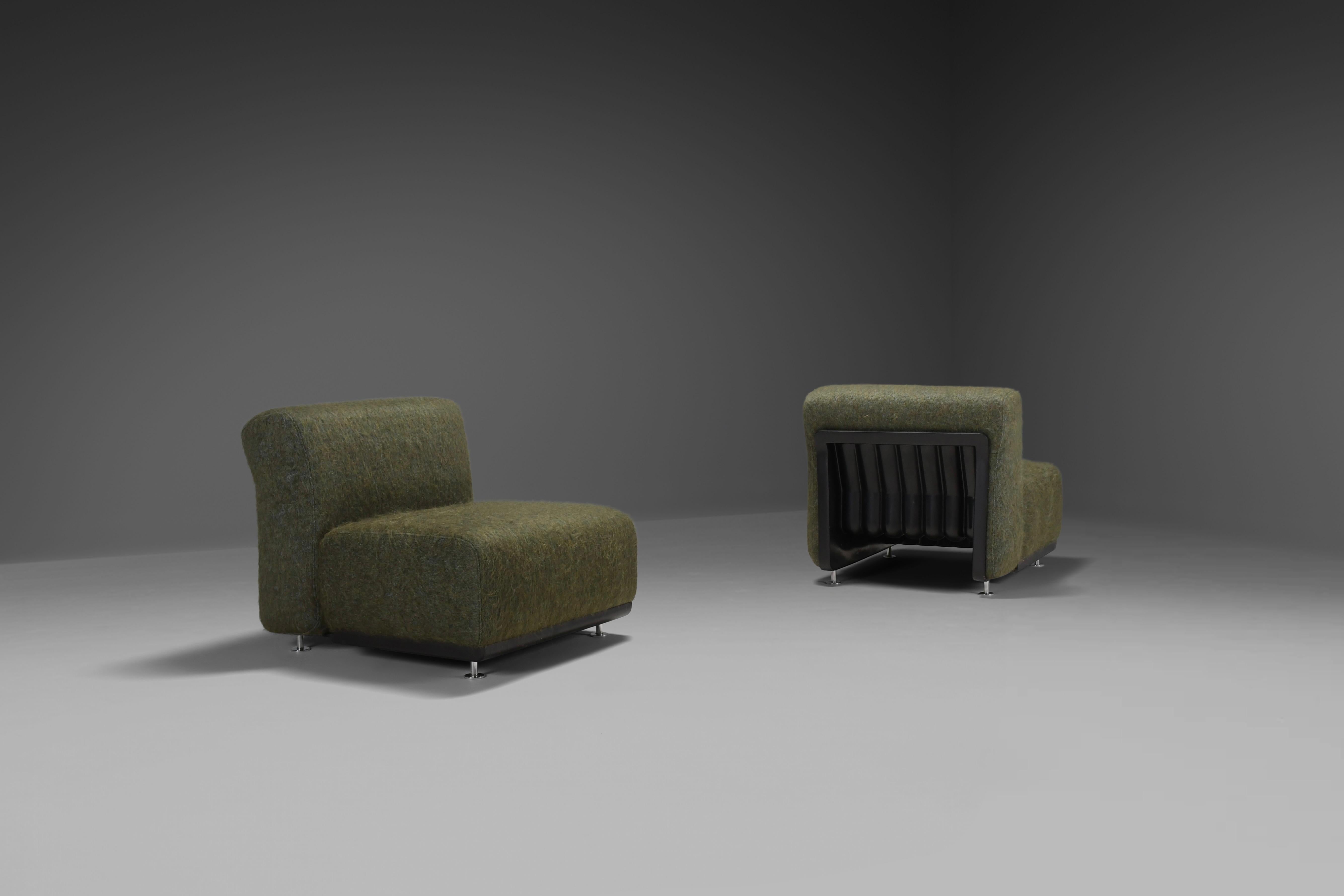 Zwei seltene Sessel aus Stoff und Fiberglas in sehr gutem Zustand.

Diese Stühle wurden 1971 von Alberto Rosselli entworfen und von Saporiti in Besnate, Italien, hergestellt.

Die Stühle haben ein schwarz lackiertes Glasfaserschalengestell mit einer
