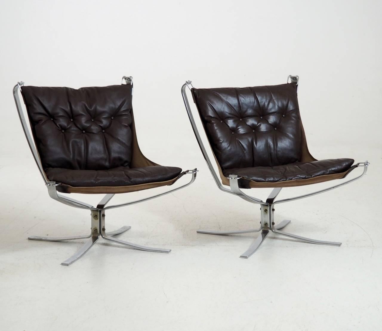 Set of two falcon chairs by Sigurd Resell for Vatne Møbler in Sweden, in chrome steel frame and brown leather. Good condition.