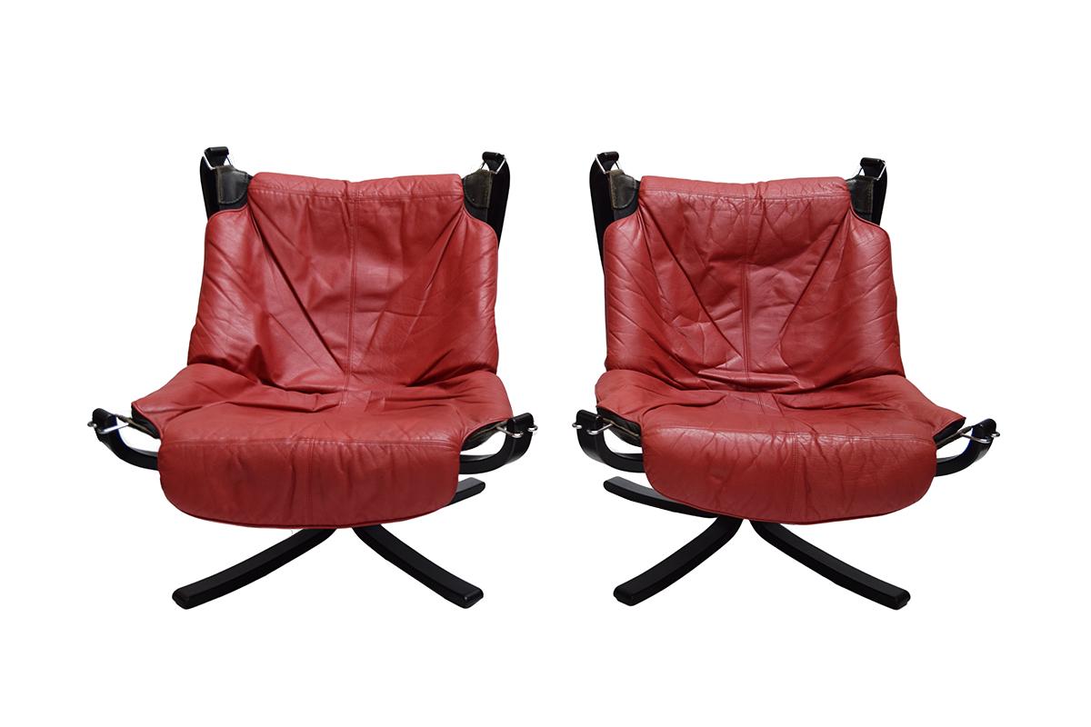 These Scandinavian modern set of two Falcon chairs are designed by Sigurd Ressel for Vatne Mobler Norway in the 1970s. They are made of Lipstick red leather and rest on a bentwood black base. Very comfortable an perfect for styling your home.