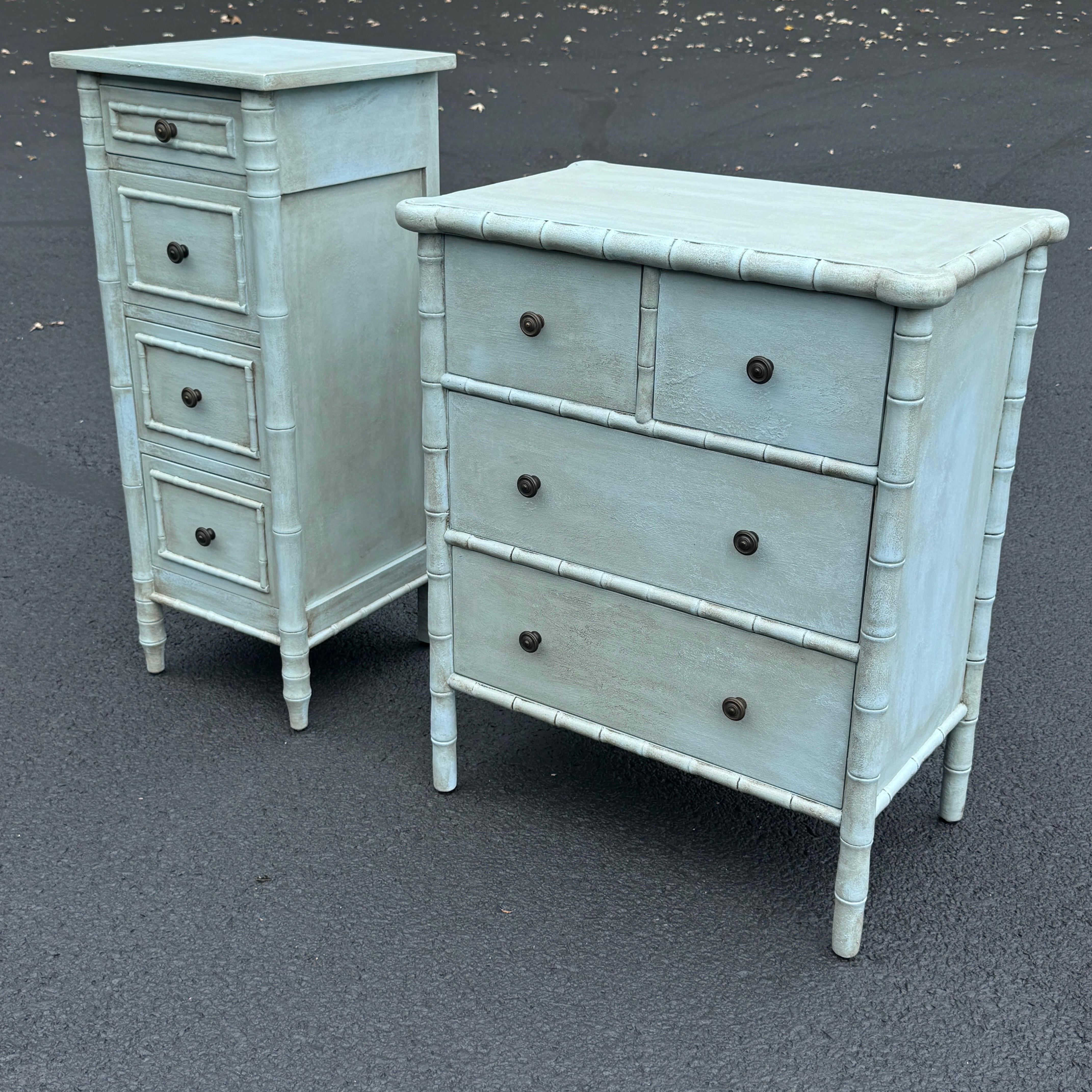 Questi robusti cassettoni sono ricchi di dettagli. Questo set in finto bambù è composto da una cassettiera stretta a quattro cassetti e da un comodino a quattro cassetti. Entrambi sono stati dipinti in una tonalità di blu gustaviano. Pezzi molto