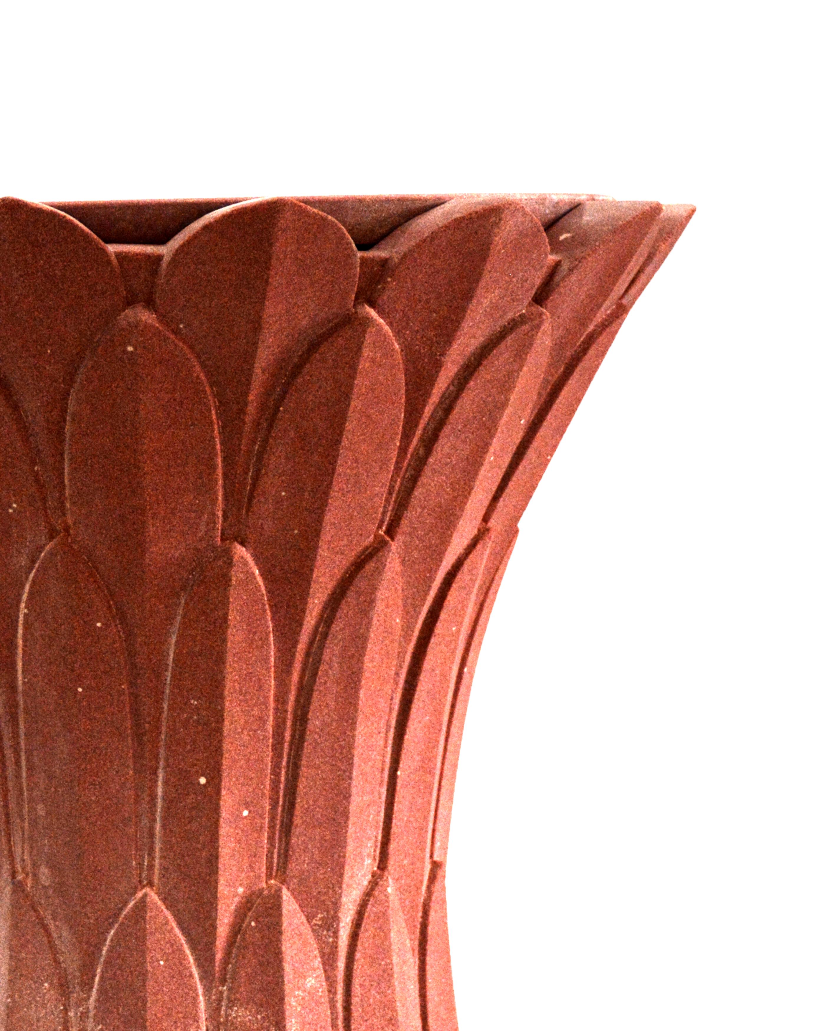 Set of Two Feathers Side Tables in Agra Red Stone Handcrafted in India In New Condition For Sale In New York, NY
