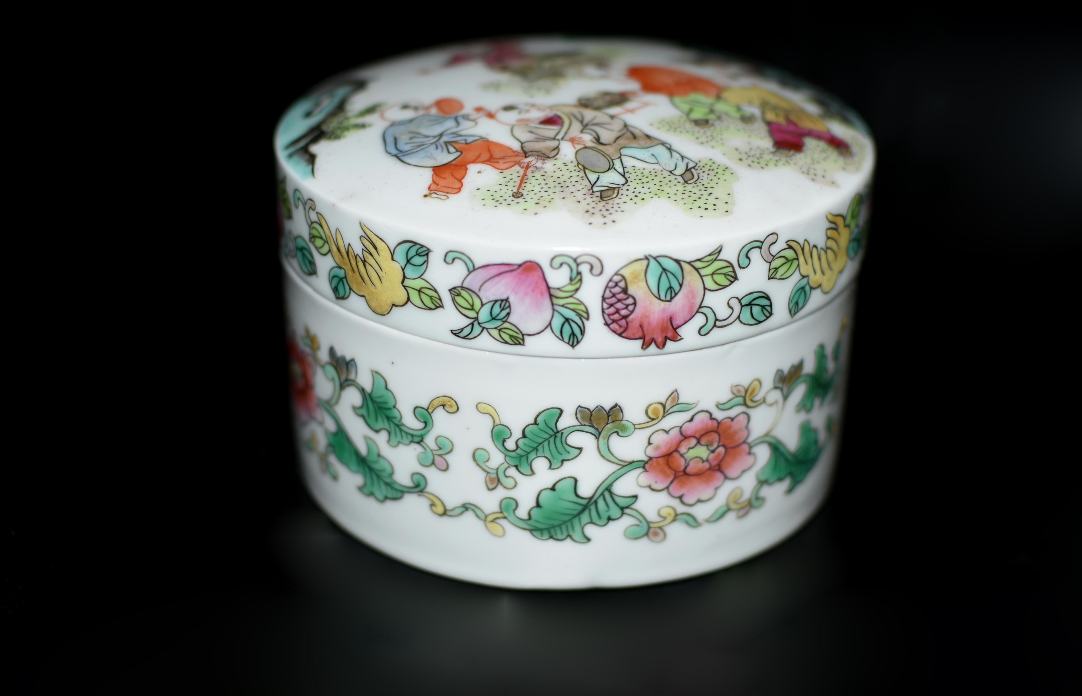 Set of Two Fencai Porcelain Boxes Chinese Republic Era Marked For Sale 4