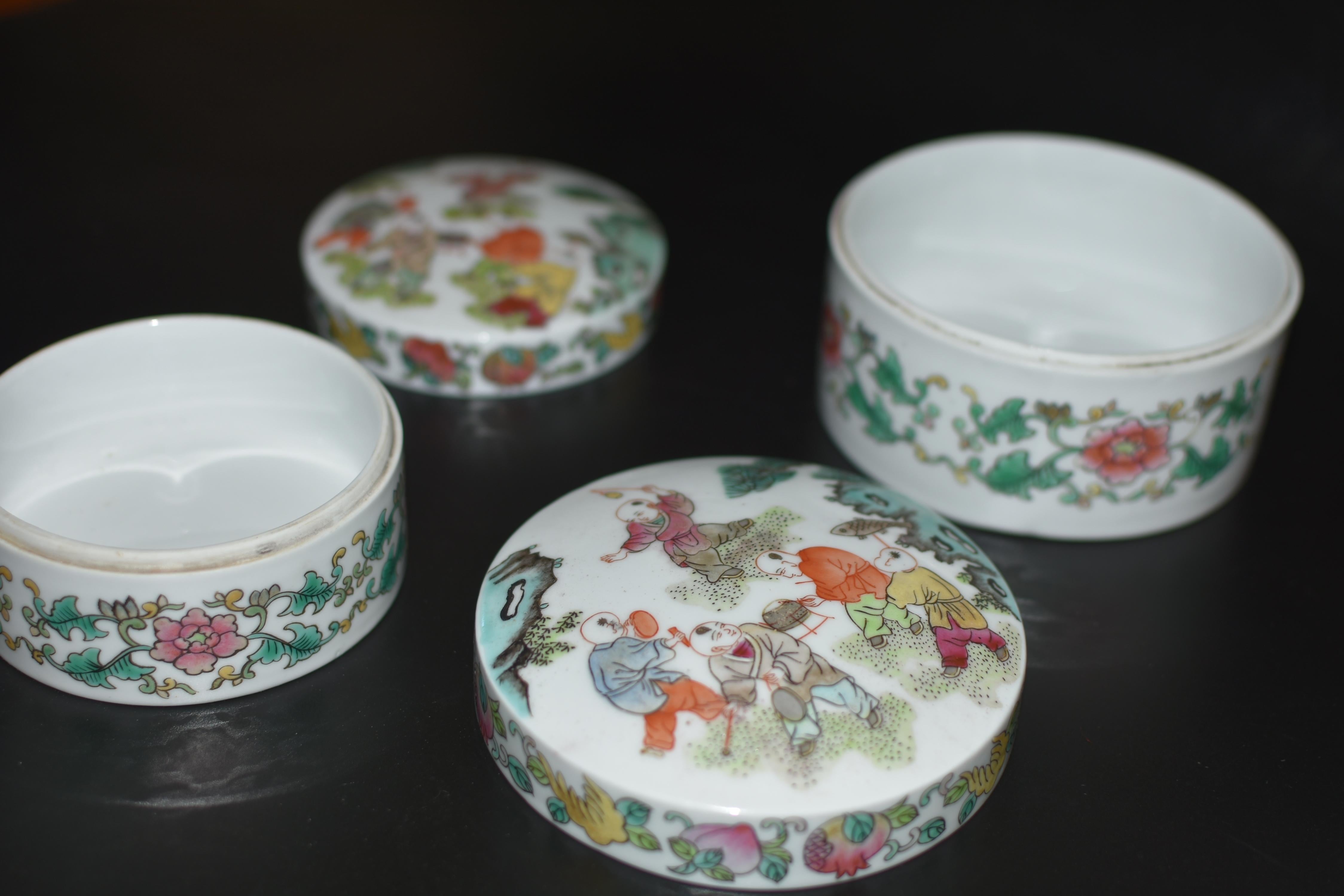 Set of Two Fencai Porcelain Boxes Chinese Republic Era Marked For Sale 5
