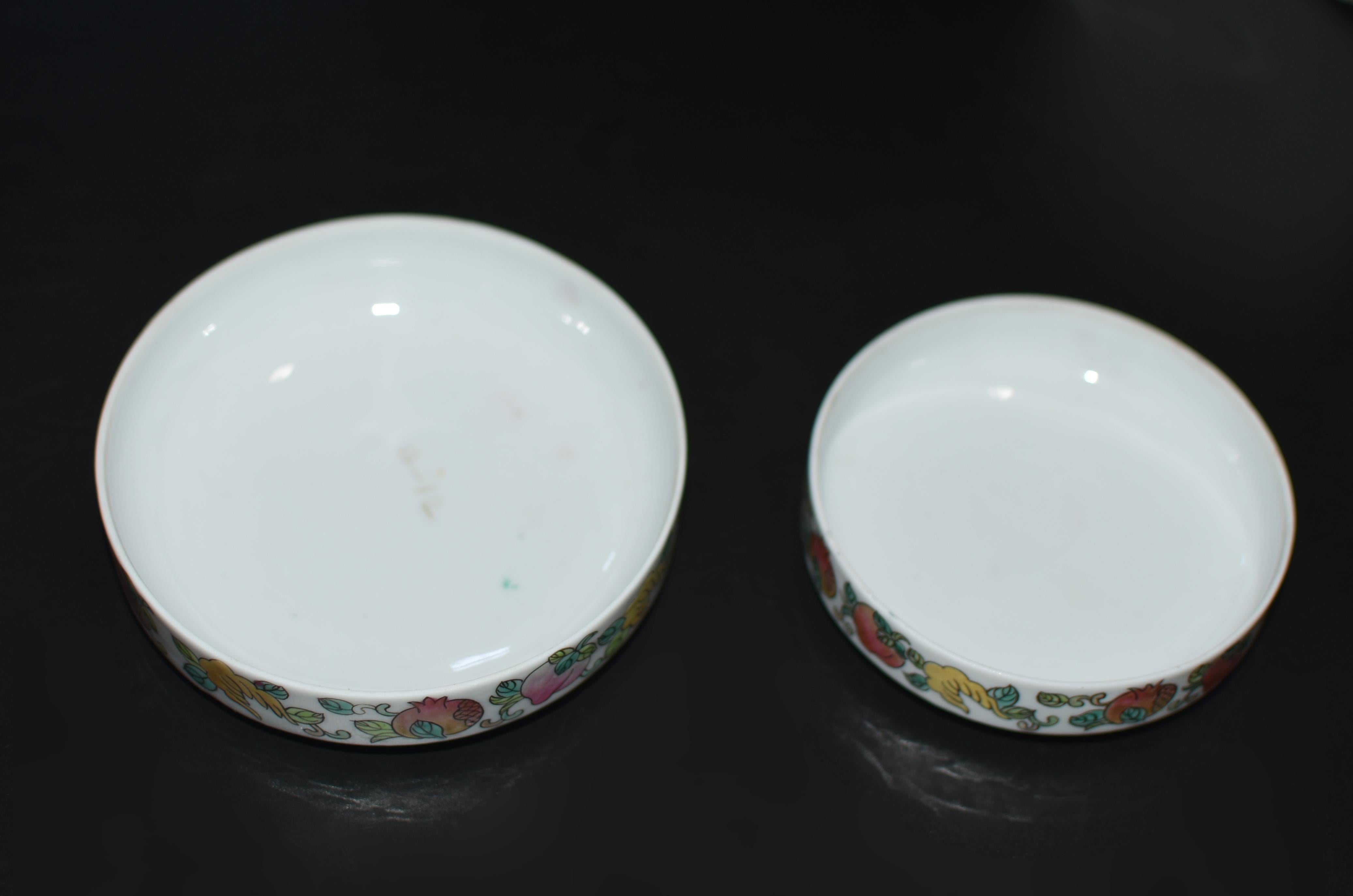 Set of Two Fencai Porcelain Boxes Chinese Republic Era Marked For Sale 8