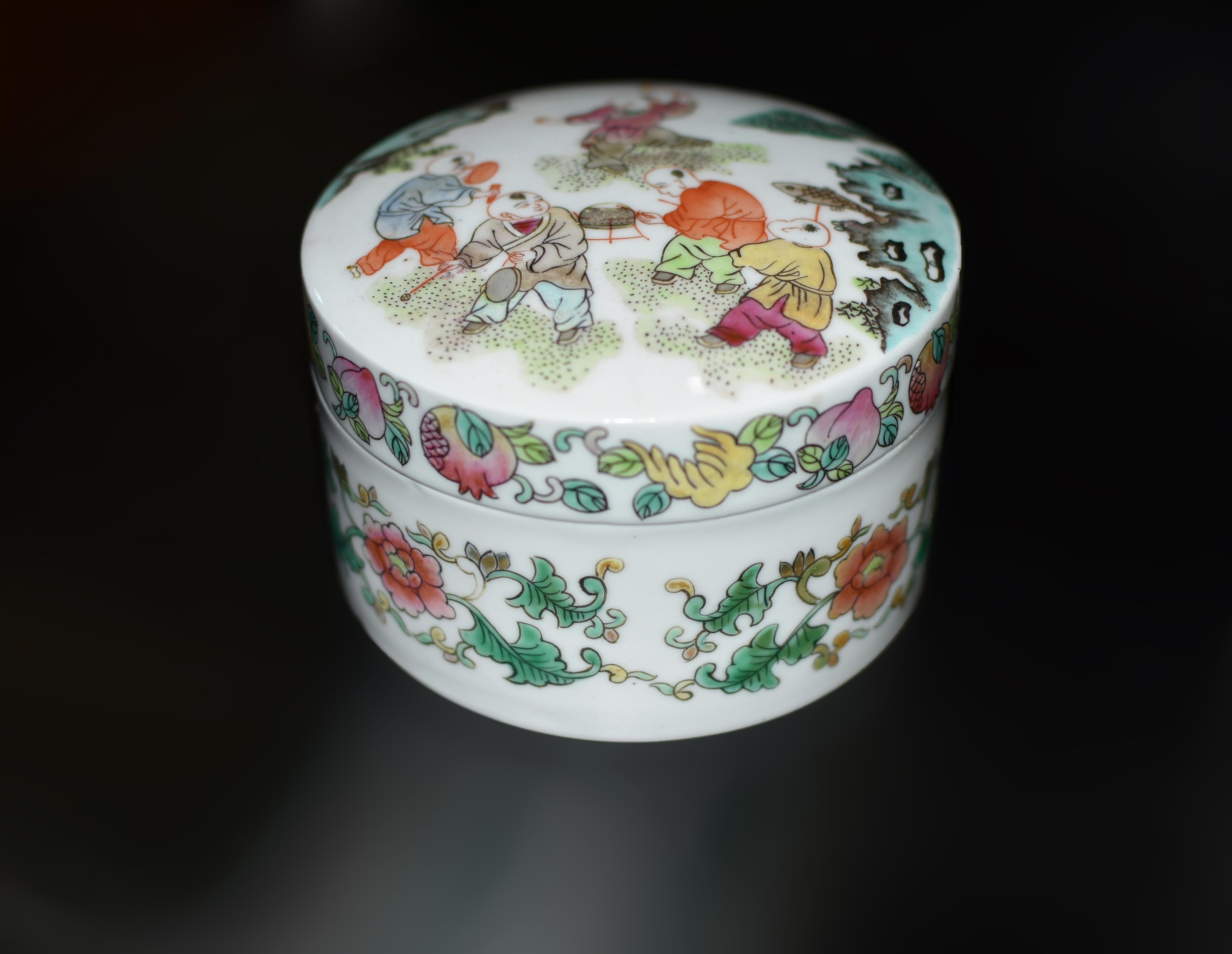 Hand-Painted Set of Two Fencai Porcelain Boxes Chinese Republic Era Marked For Sale