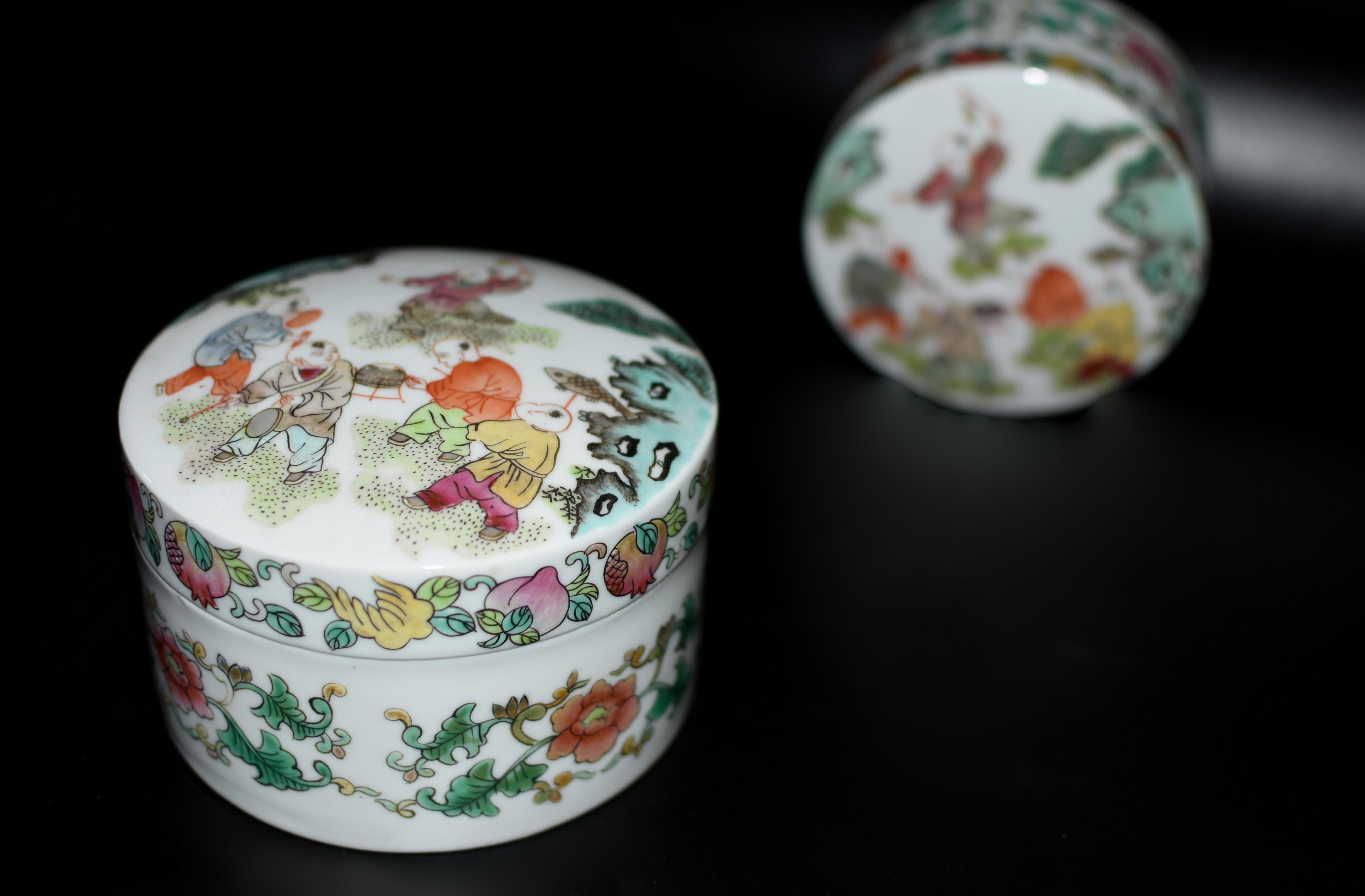 Set of Two Fencai Porcelain Boxes Chinese Republic Era Marked For Sale 1