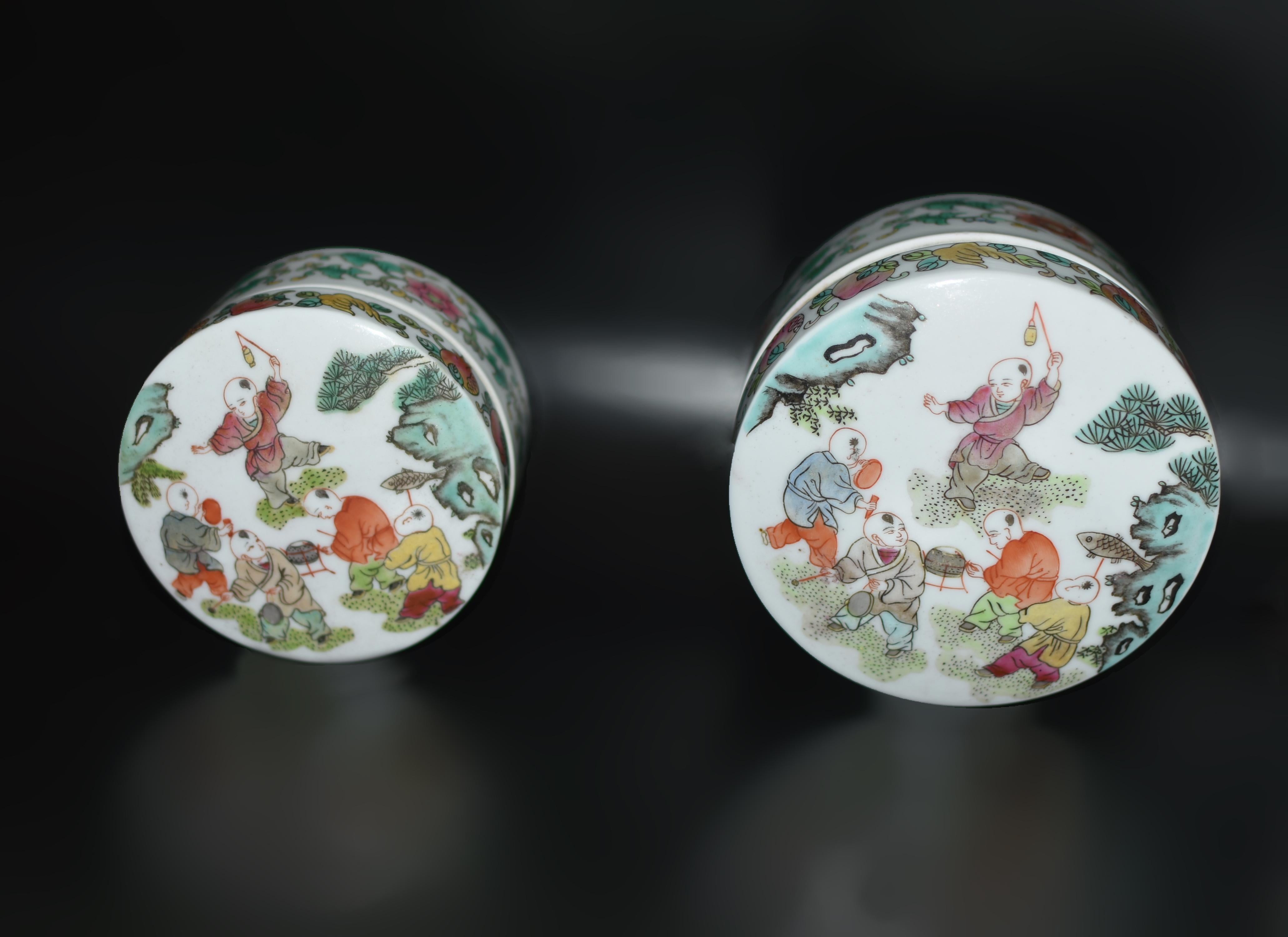 Set of Two Fencai Porcelain Boxes Chinese Republic Era Marked For Sale 2