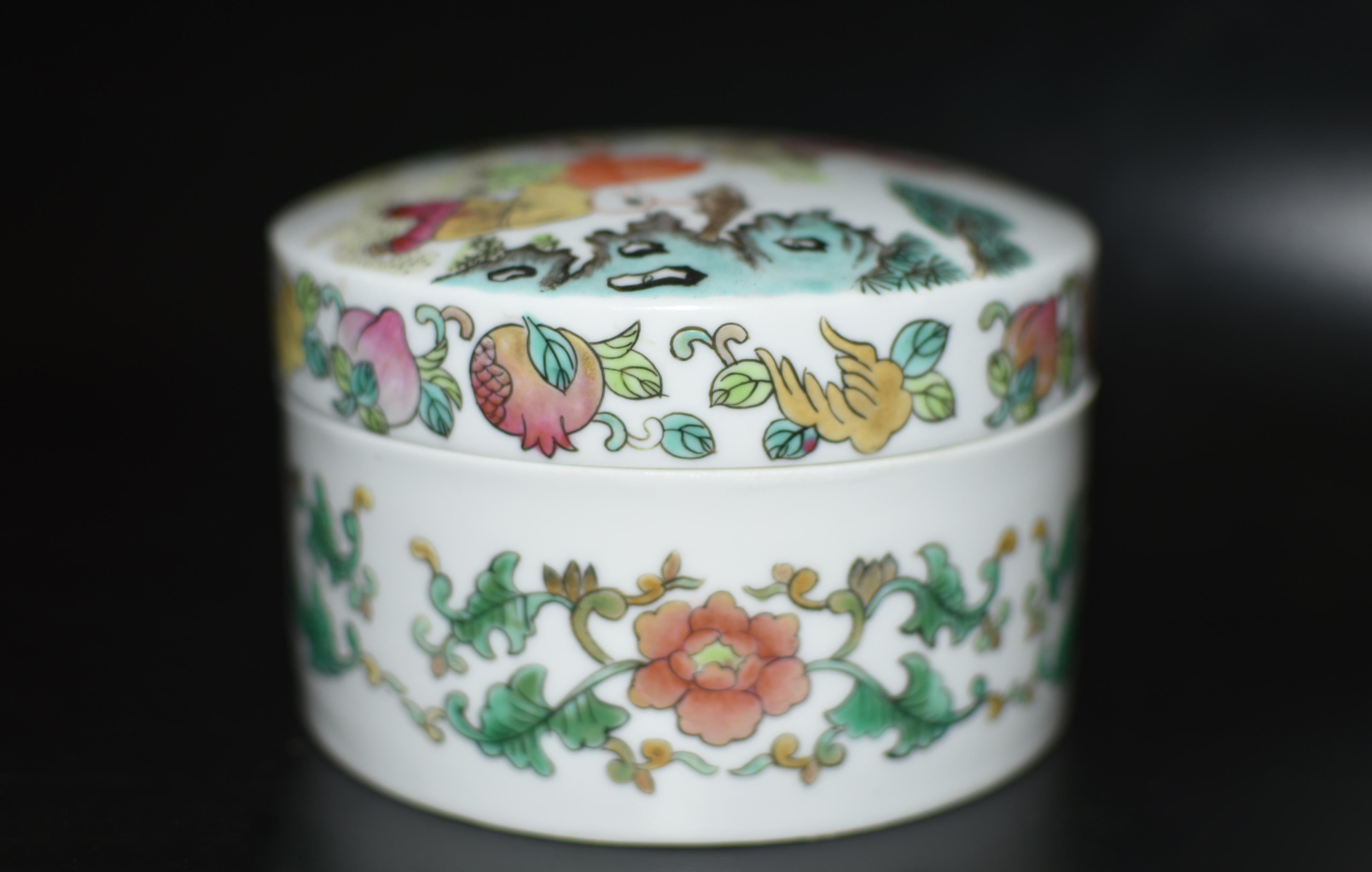Set of Two Fencai Porcelain Boxes Chinese Republic Era Marked For Sale 3