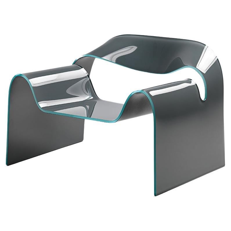 SESSEL AUS GEBOGENEM GLAS
Monolithischer Stuhl aus 12 mm starkem gebogenem Glas.


