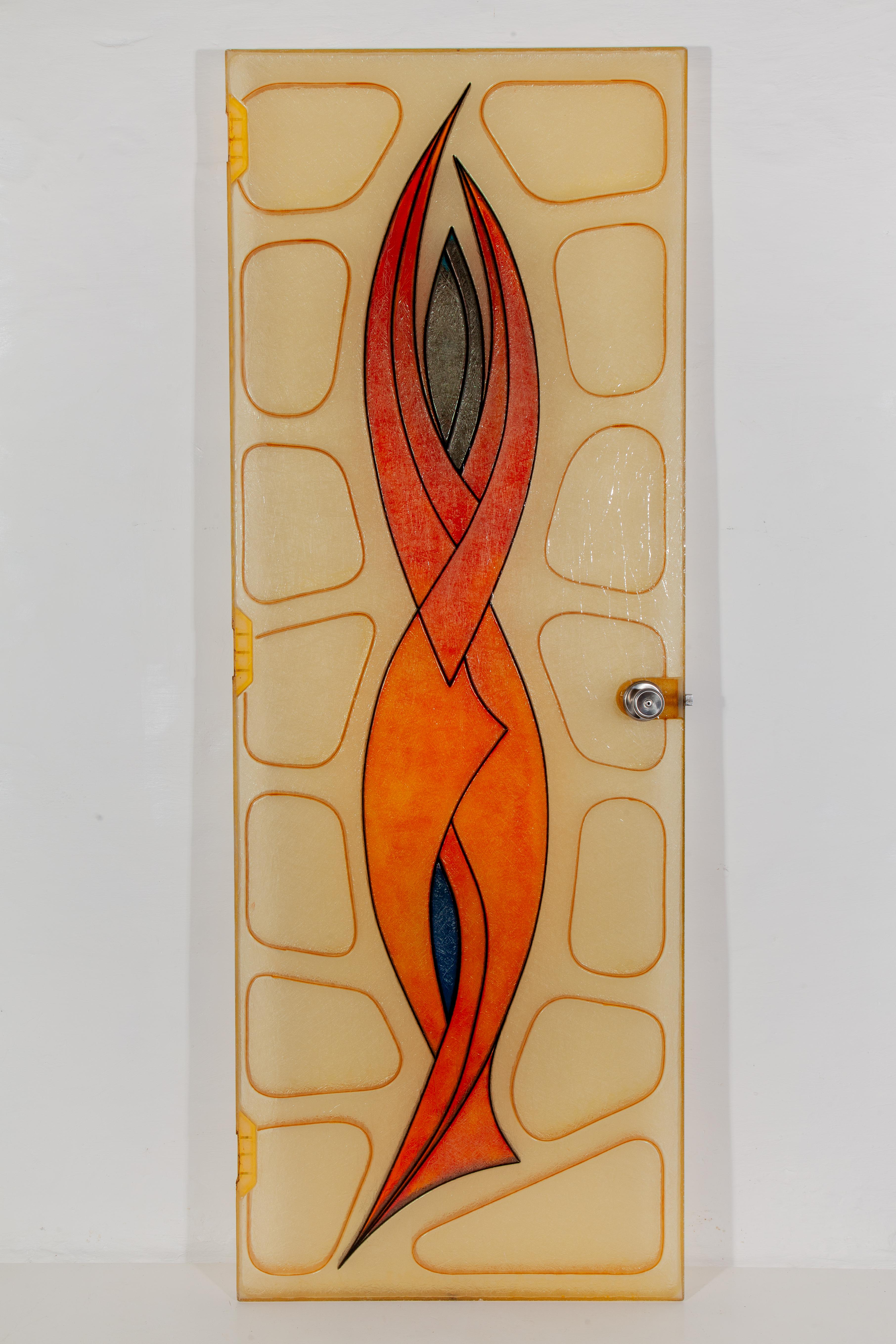 Set di due porte per interni Space AGE, Pop Art anni '70 realizzate in Belgio. È dipinta di giallo chiaro con un suggestivo rilievo astratto al centro. I rilievi raffigurano una composizione stilizzata, a forma di fiamma, nei toni dell'arancione,