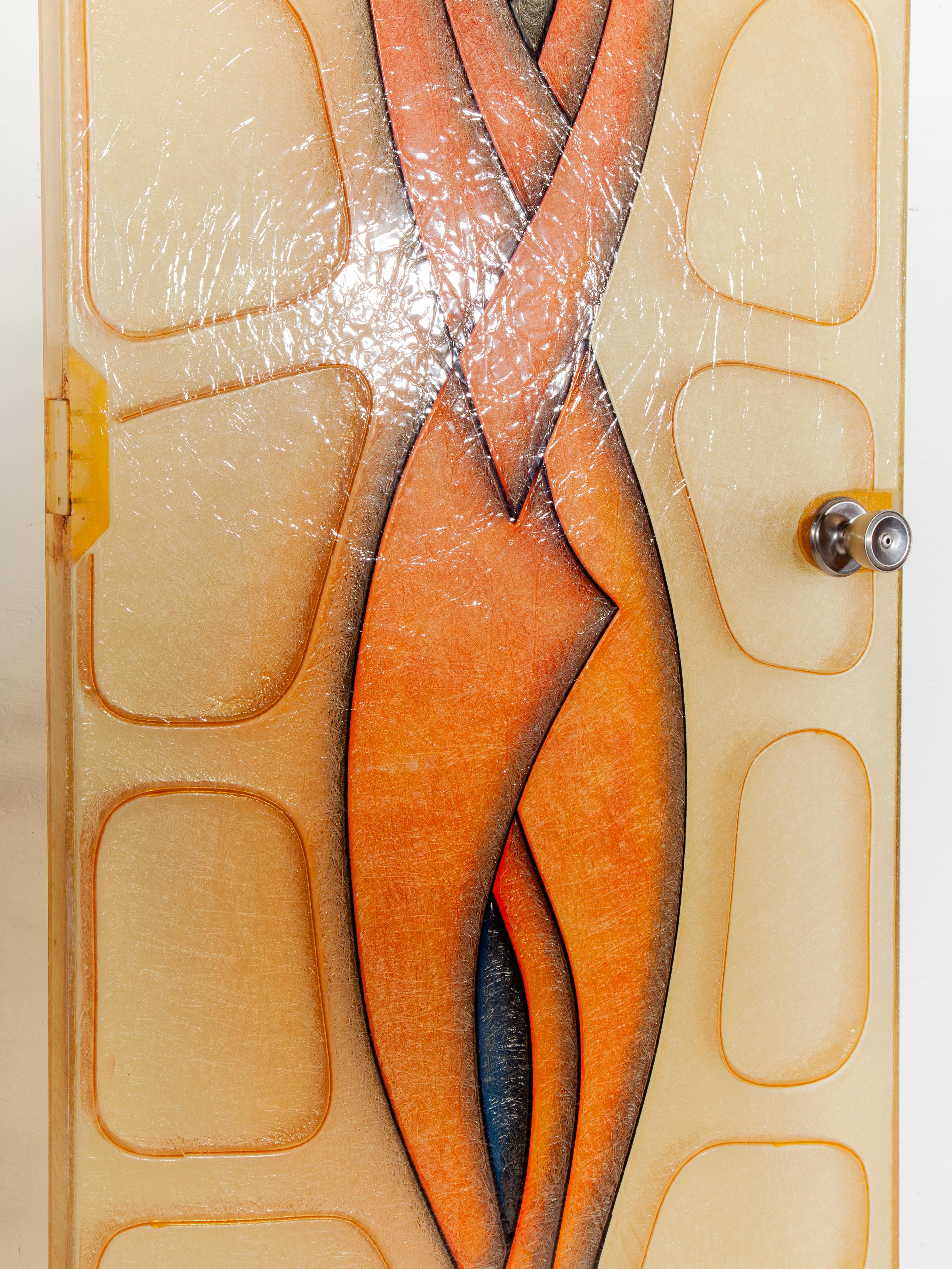 Fine XX secolo Set di due porte per interni in fibra di vetro con figure stilizzate, anni '70, Belgio in vendita